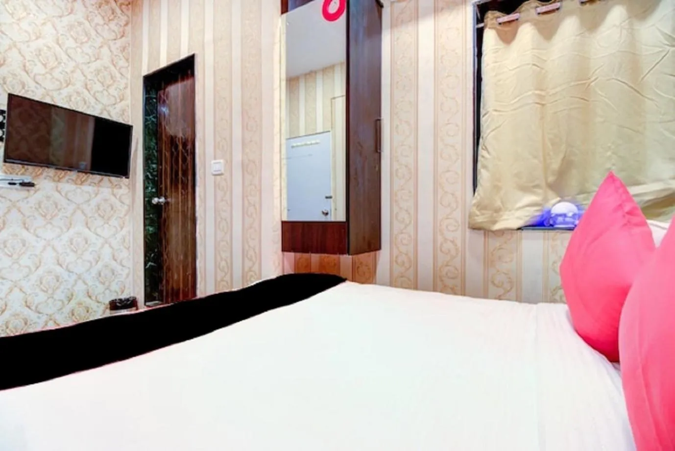 Communal lounge/ TV room, Bed in Hotel De Classico Juhu