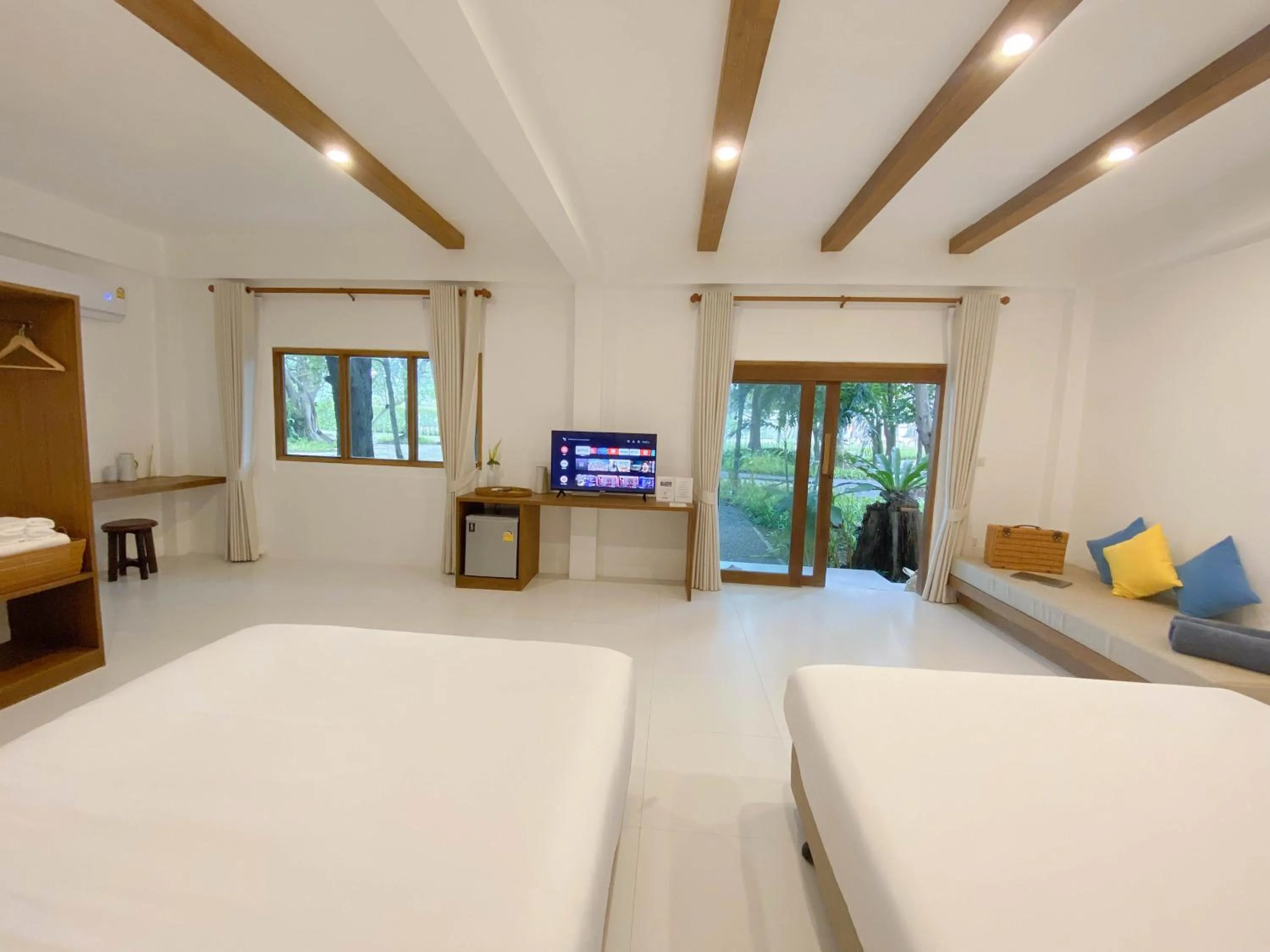 TV and multimedia, Bed in Issara Beach Resort Beachfront