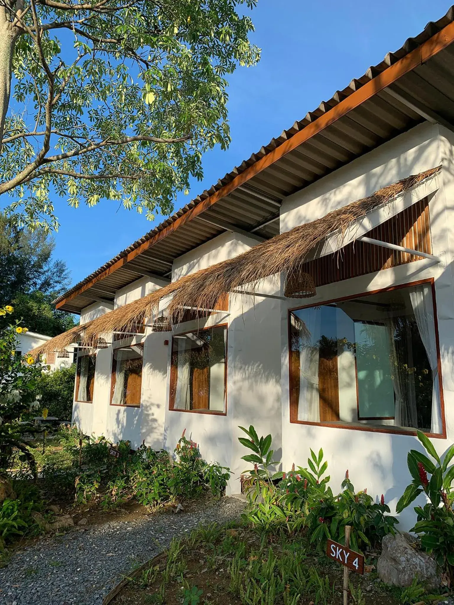 Twin Room in Issara Beach Resort Beachfront Twin Room in Issara Beach Resort Beachfront