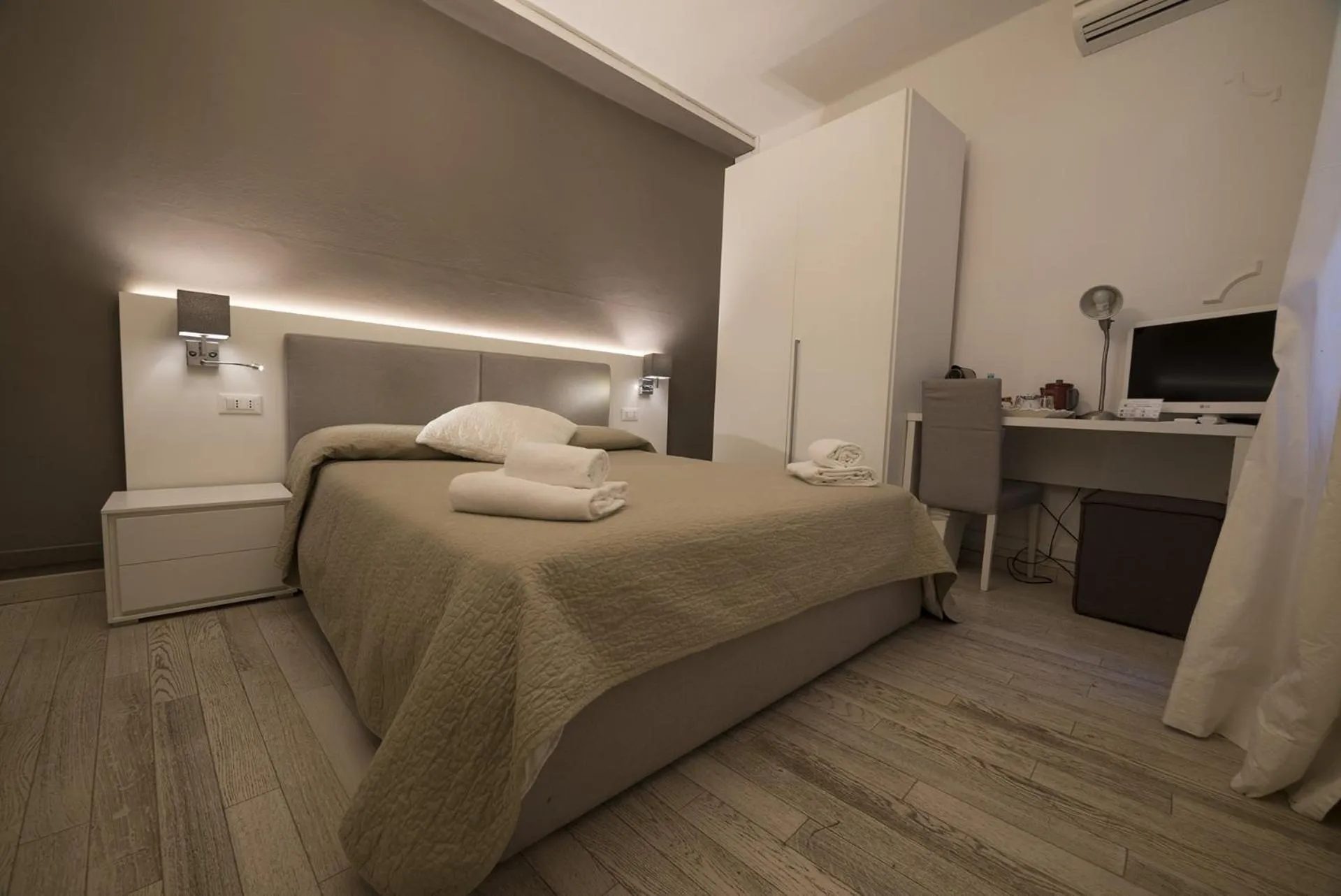 Photo of the whole room, Bed in Al Portico Guest House