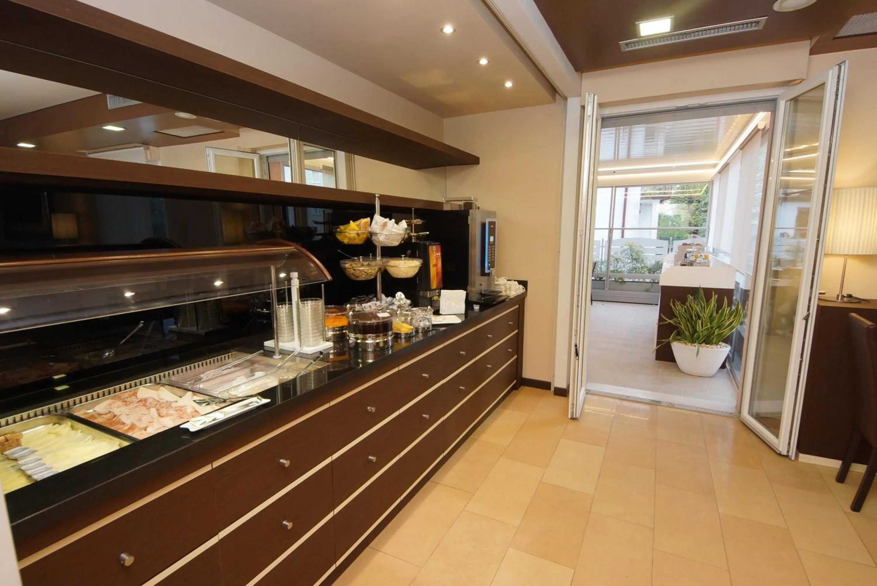 Food and drinks in Hotel Clarin 14 by Dori