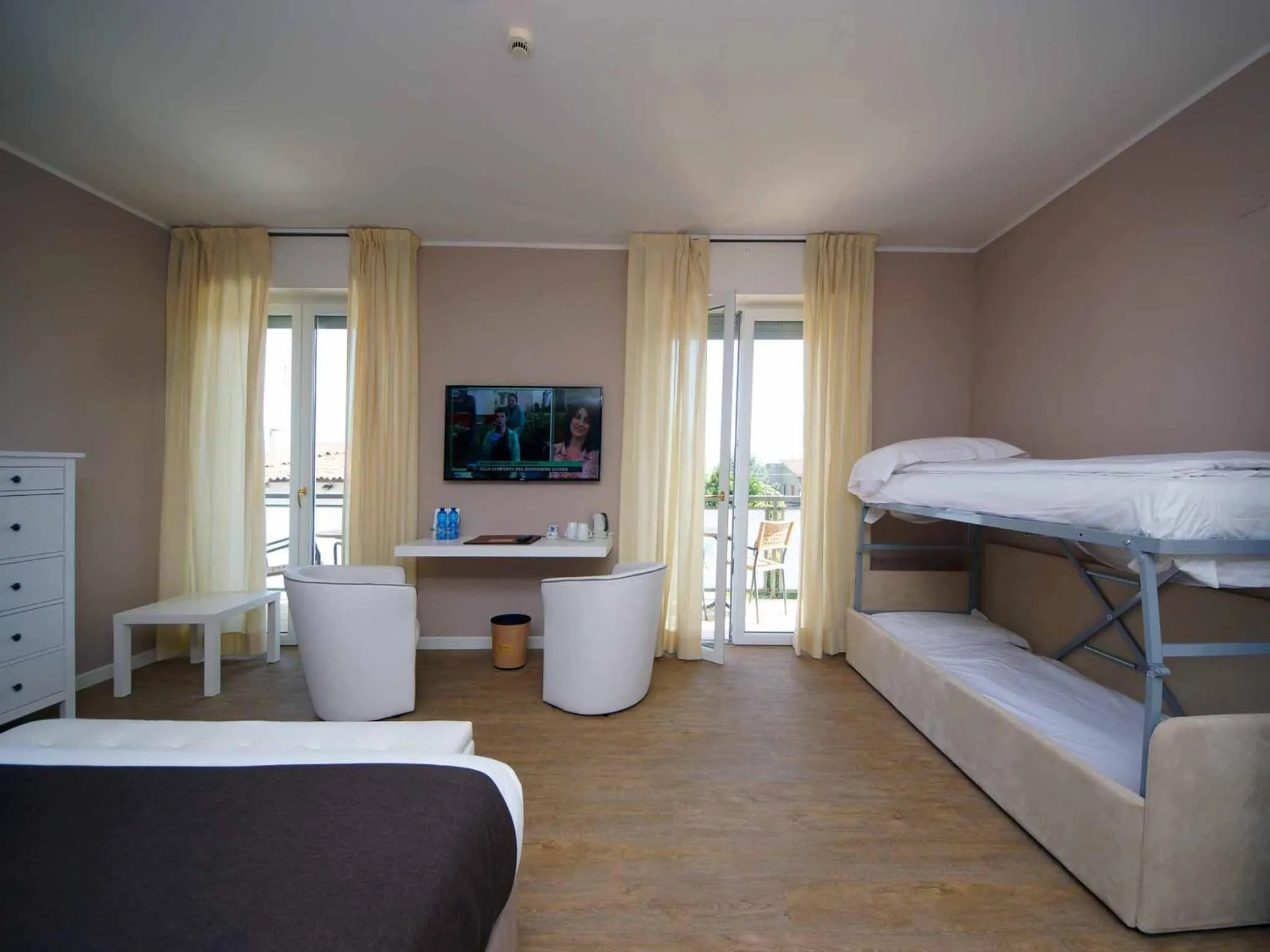 bunk bed, Bed in Hotel Clarin 14 by Dori