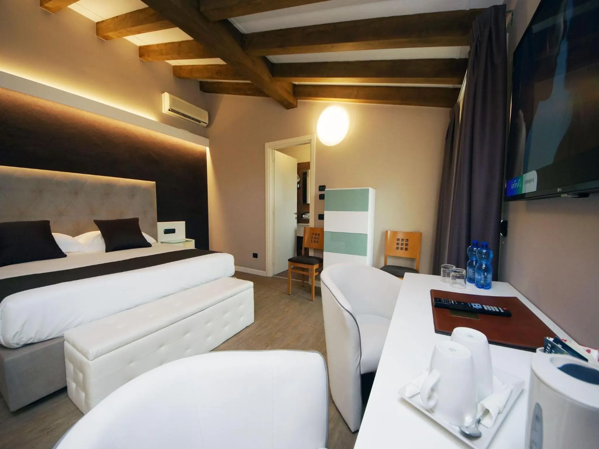 Shower, Bed in Hotel Clarin 14 by Dori