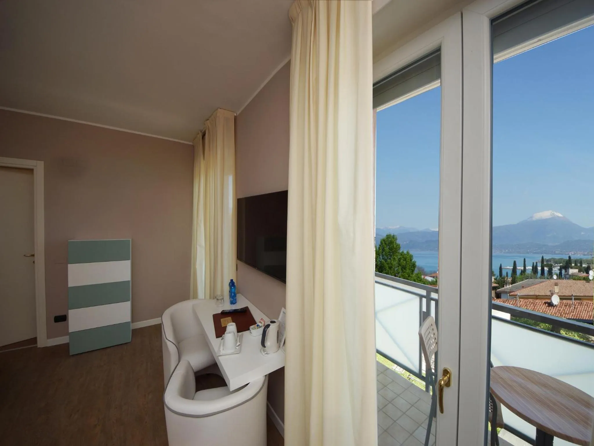 Coffee/tea facilities in Hotel Clarin 14 by Dori