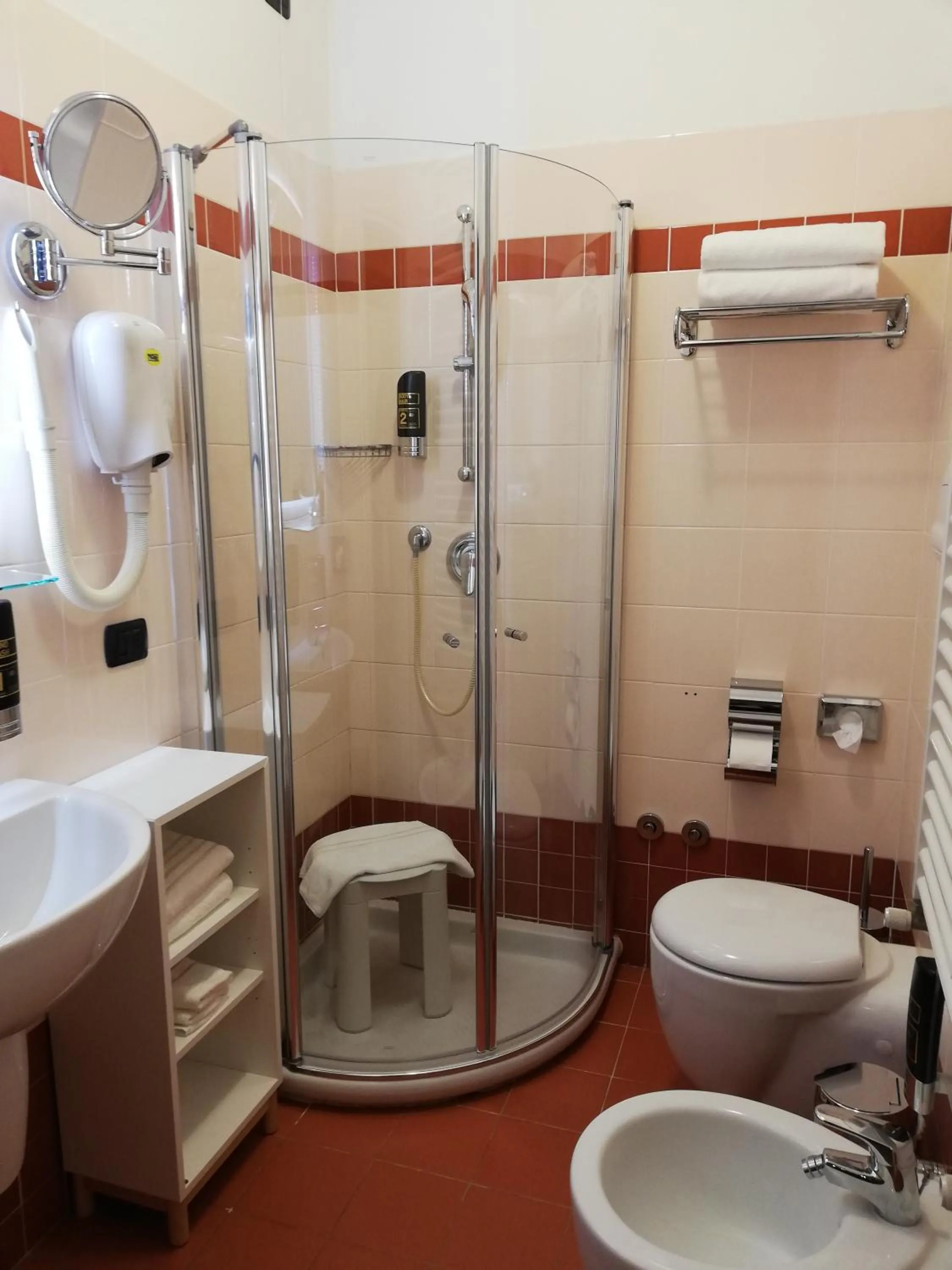 Shower in Hotel Clarin 14 by Dori