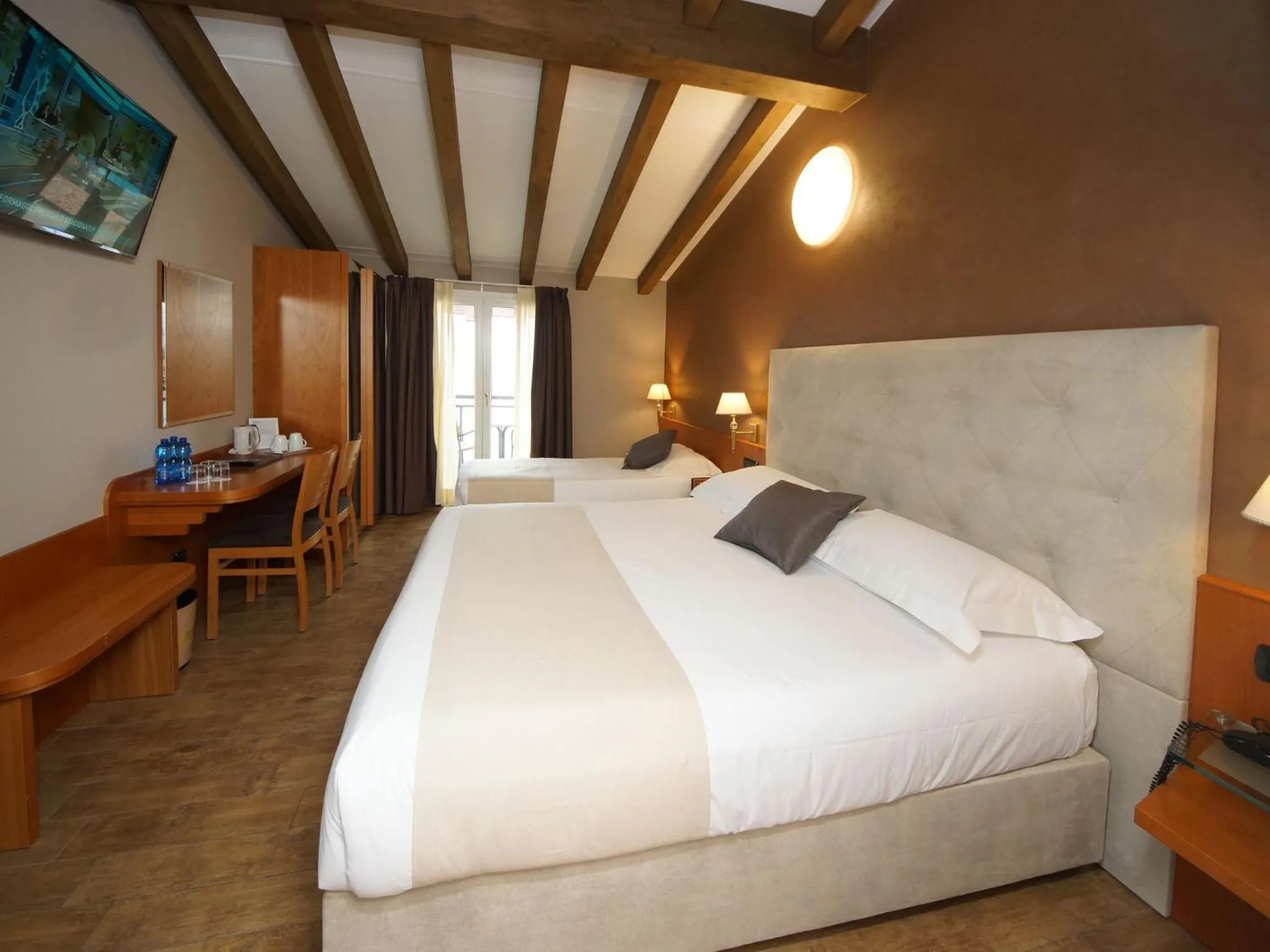 Shower, Bed in Hotel Clarin 14 by Dori