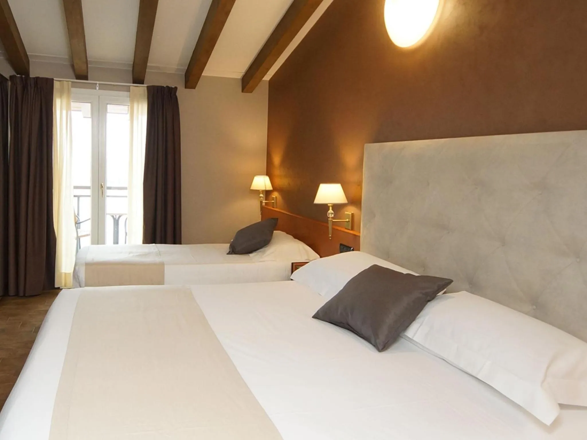 Shower, Bed in Hotel Clarin 14 by Dori