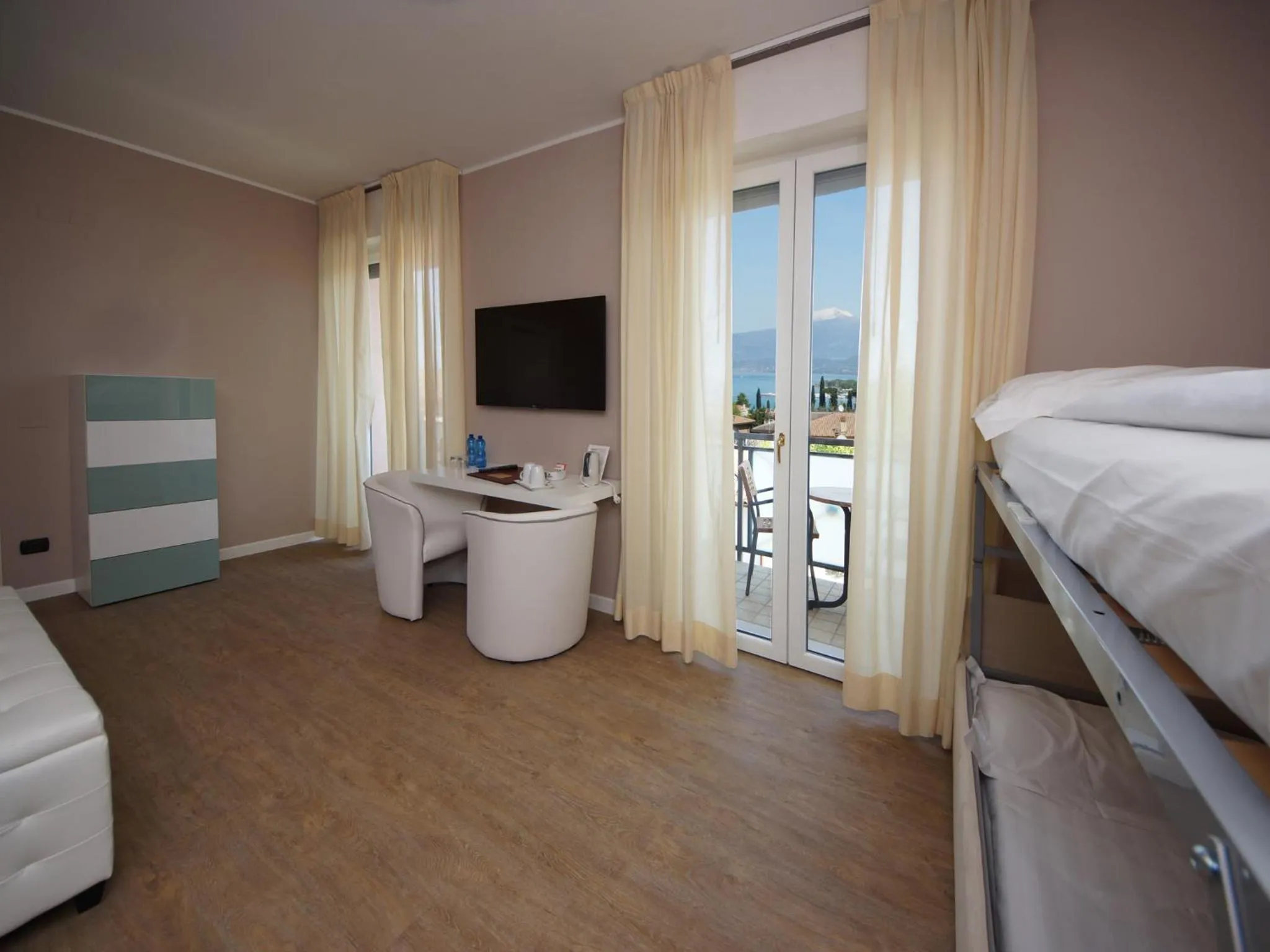 TV and multimedia, Bed in Hotel Clarin 14 by Dori