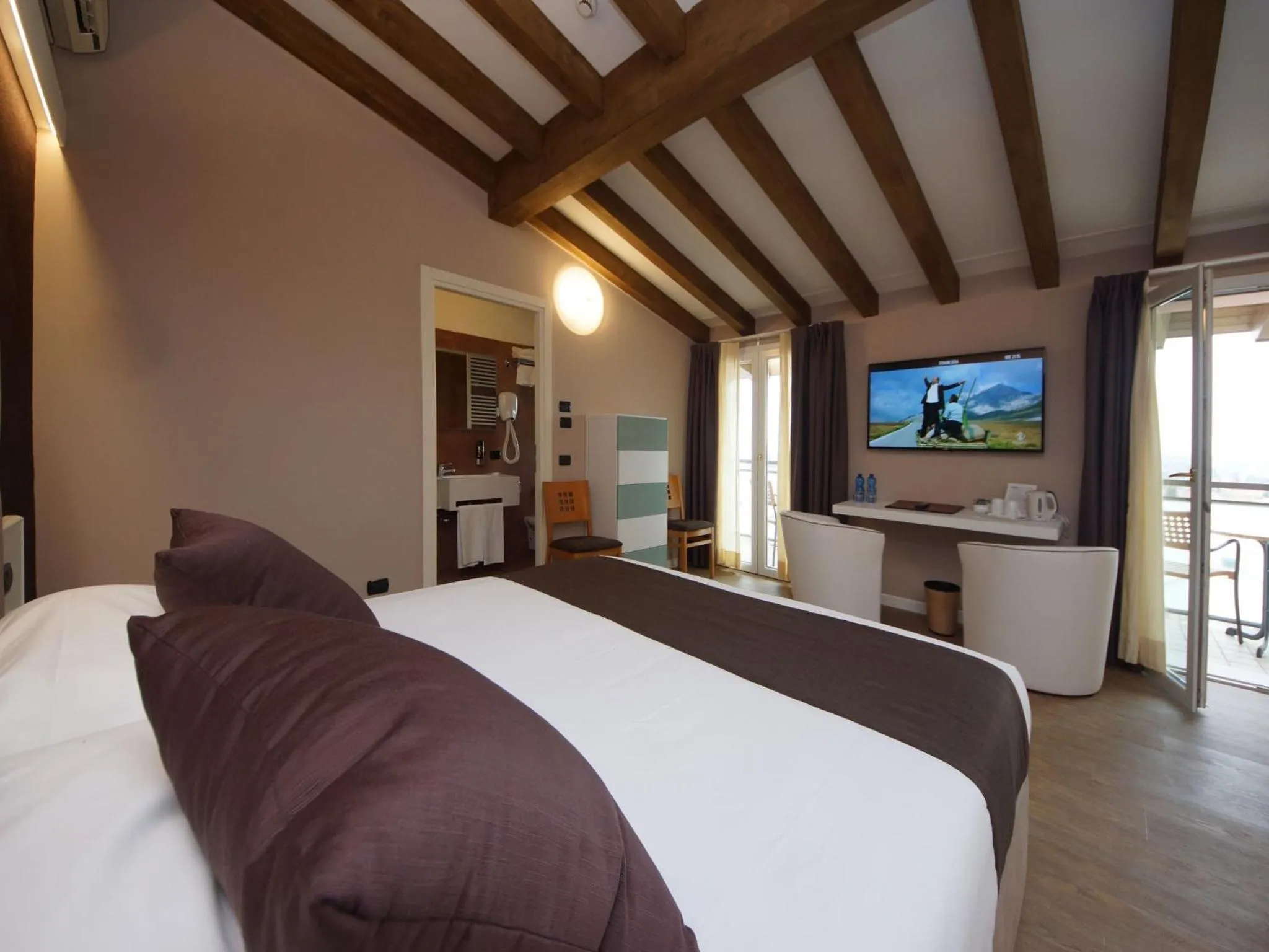 Shower, Bed in Hotel Clarin 14 by Dori