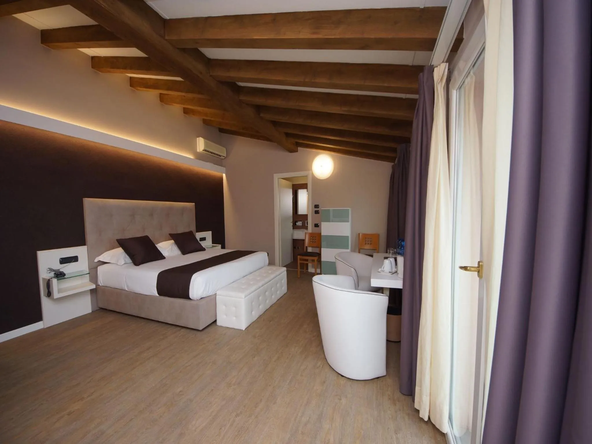 Shower, Bed in Hotel Clarin 14 by Dori