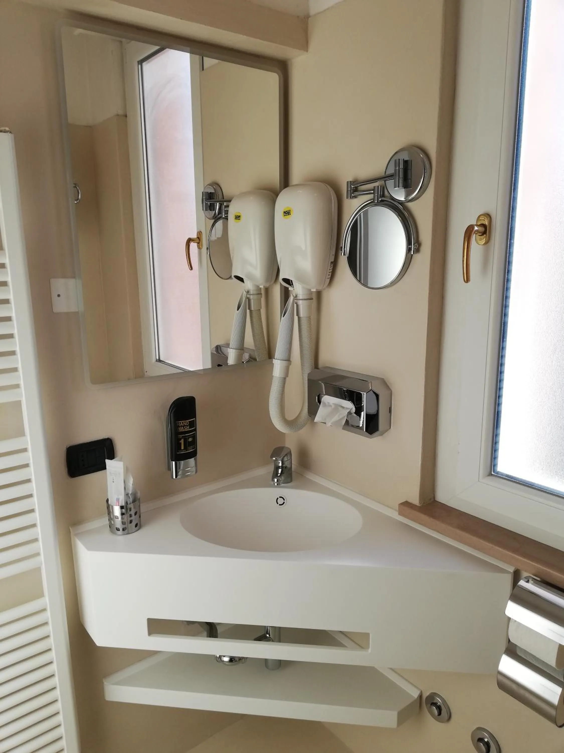 Bathroom in Hotel Clarin 14 by Dori