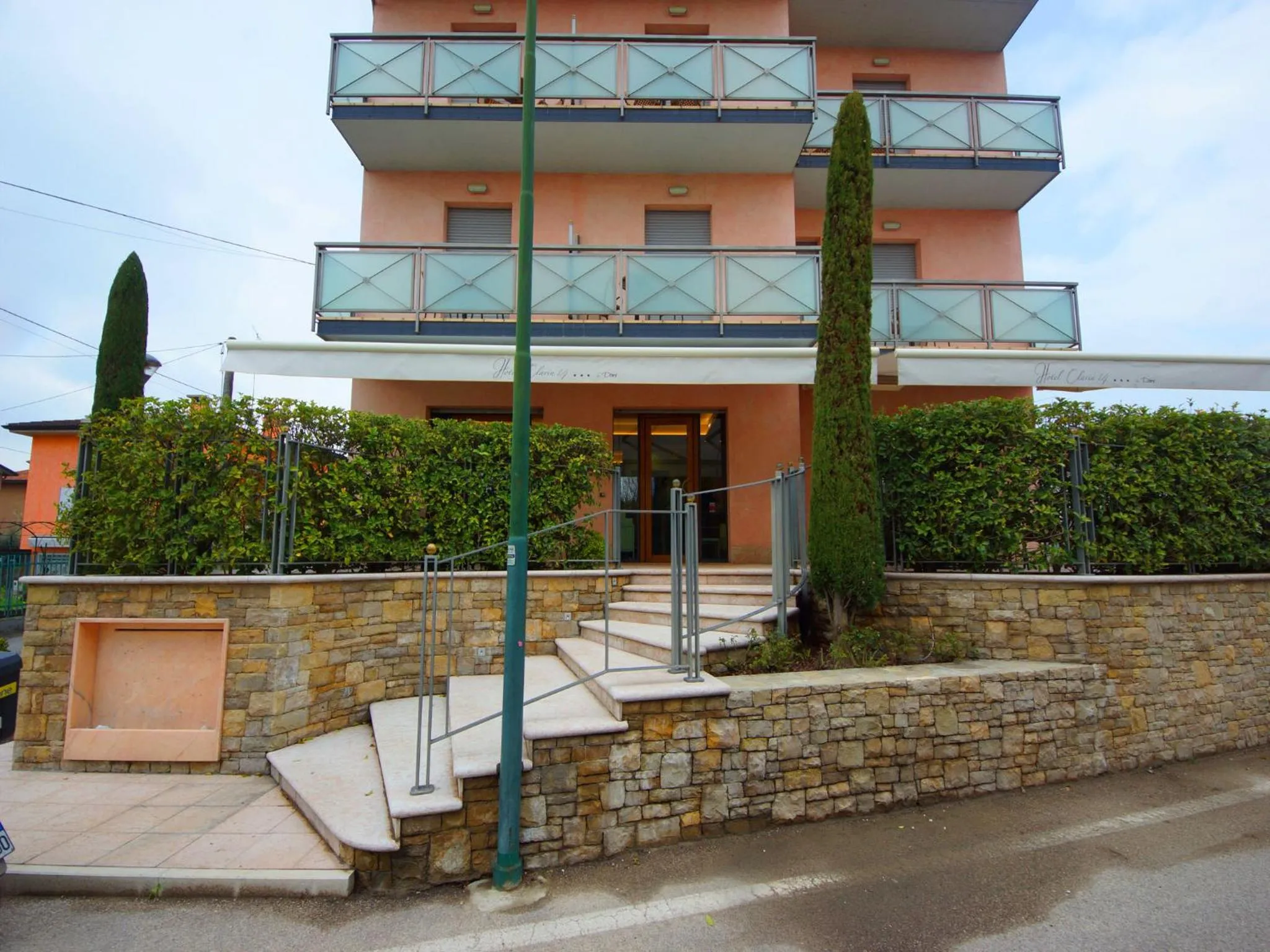 Facade/entrance in Hotel Clarin 14 by Dori