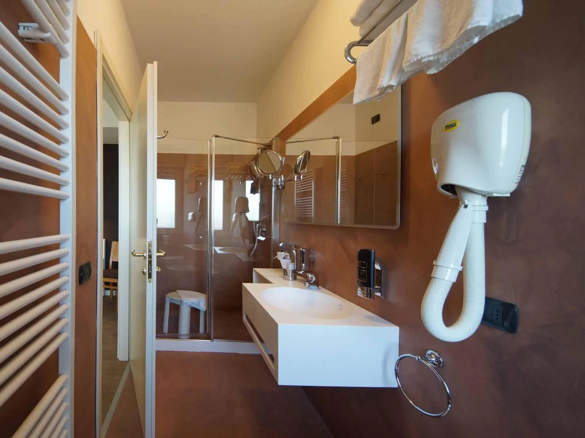 Shower in Hotel Clarin 14 by Dori