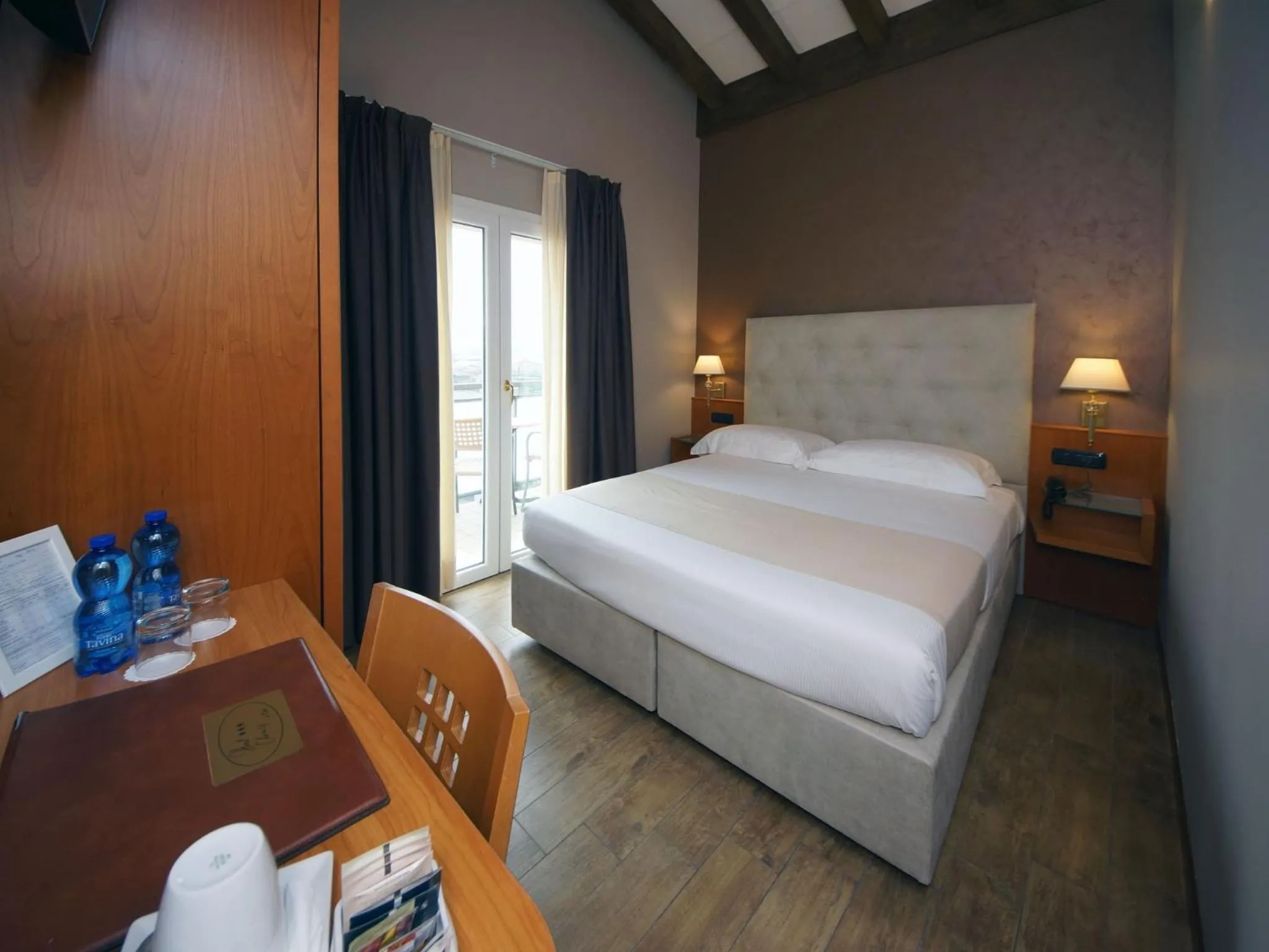 Shower, Bed in Hotel Clarin 14 by Dori