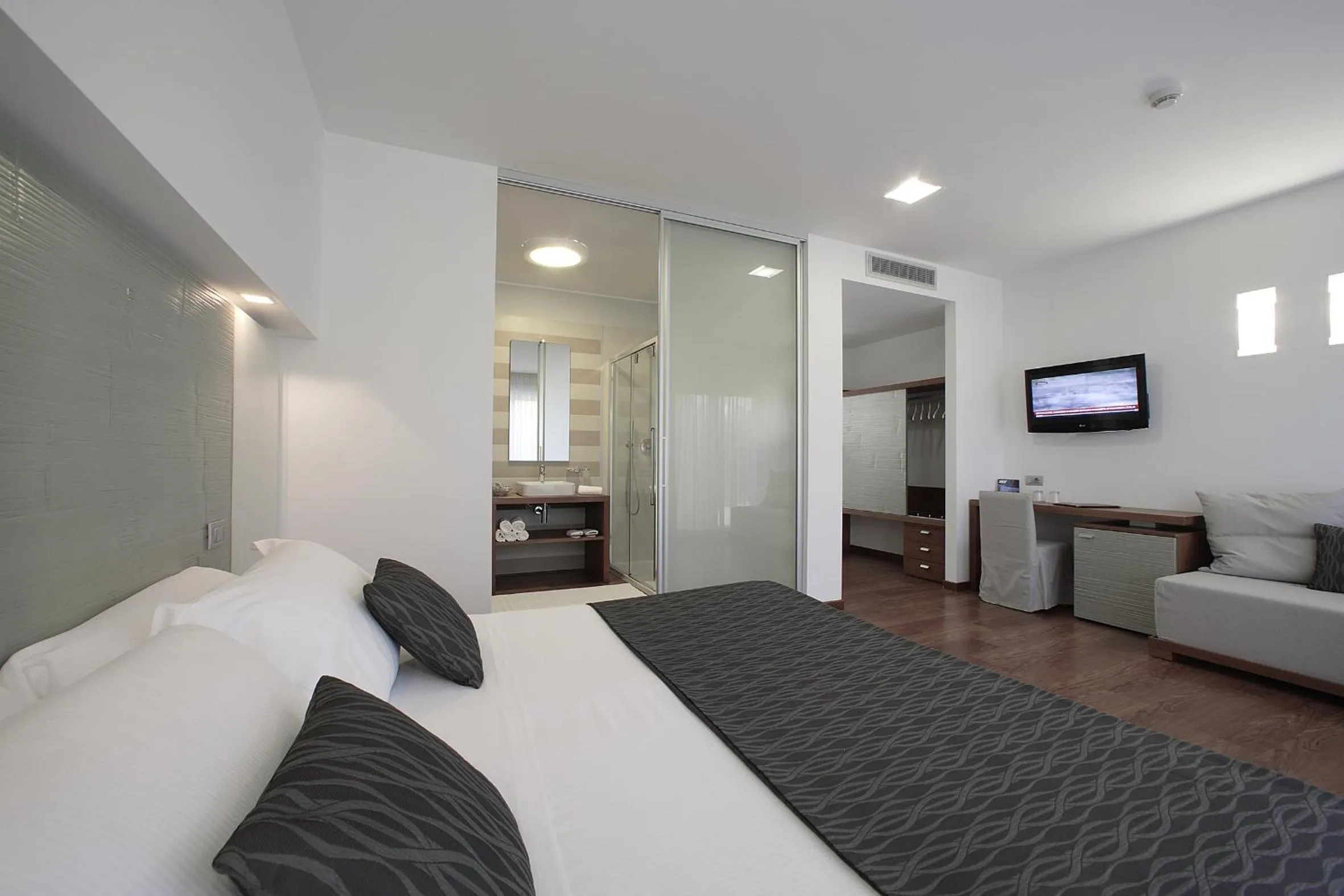 Bed in Park Hotel Ermitage Resort & Spa