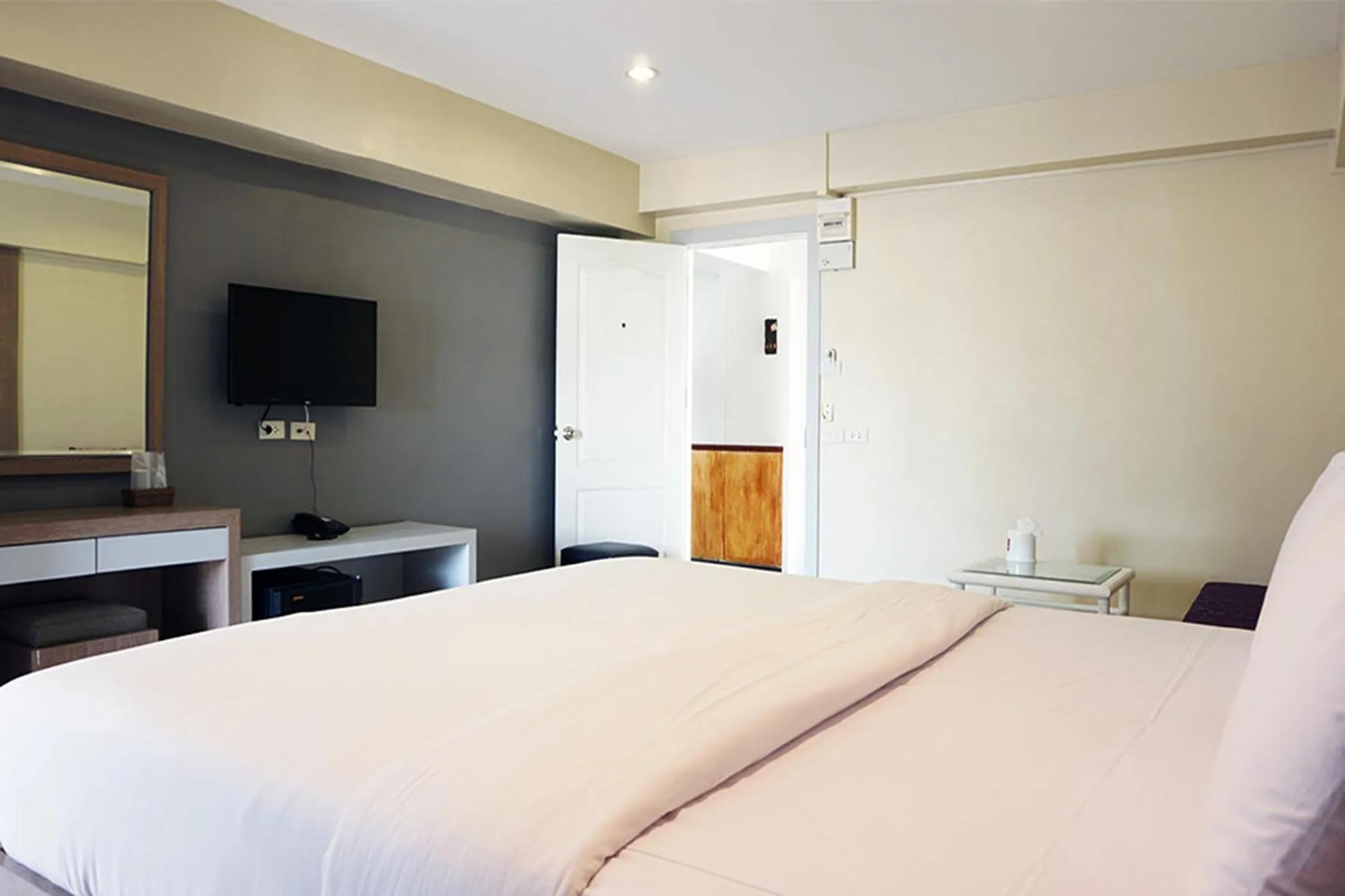 Bed in Latin Garden Hotel