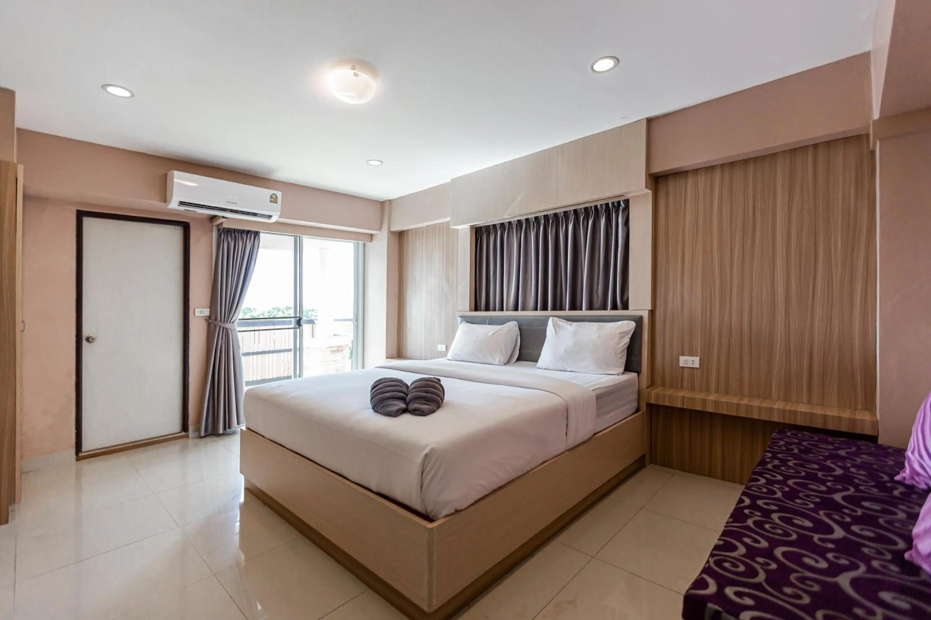 Bedroom, Bed in Latin Garden Hotel