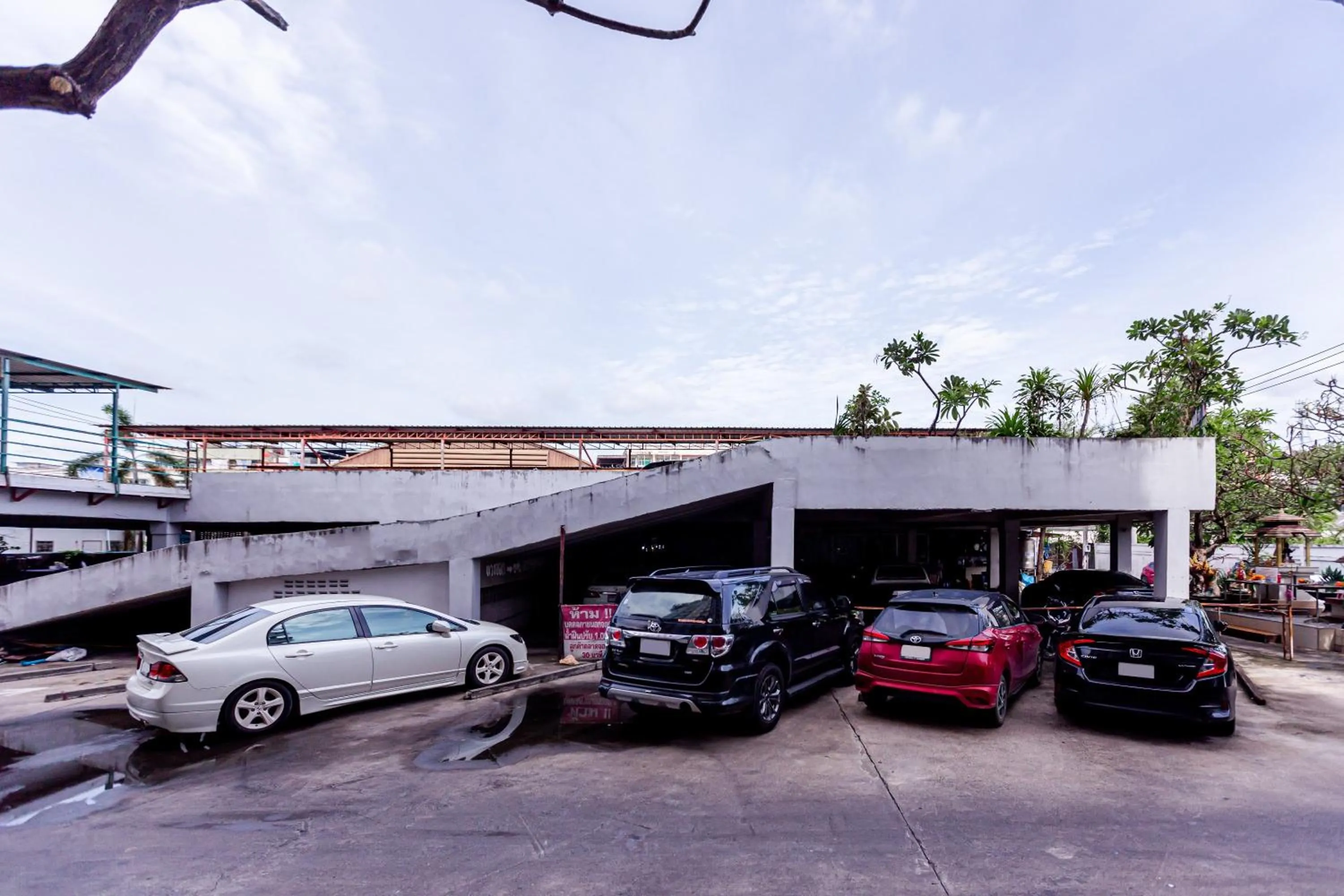 Parking in Latin Garden Hotel