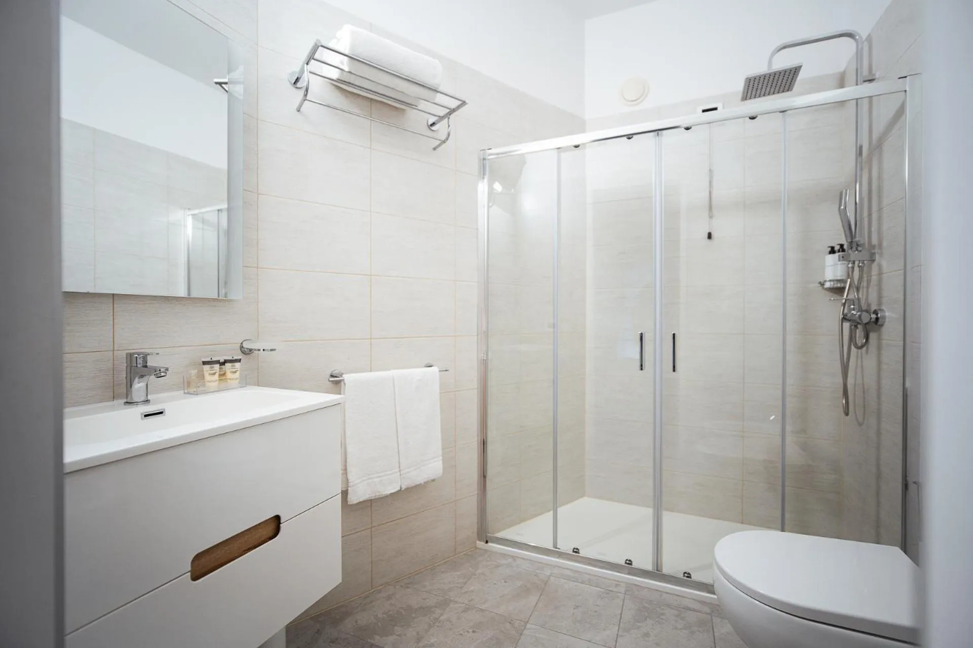 Shower in Hotel Niagara