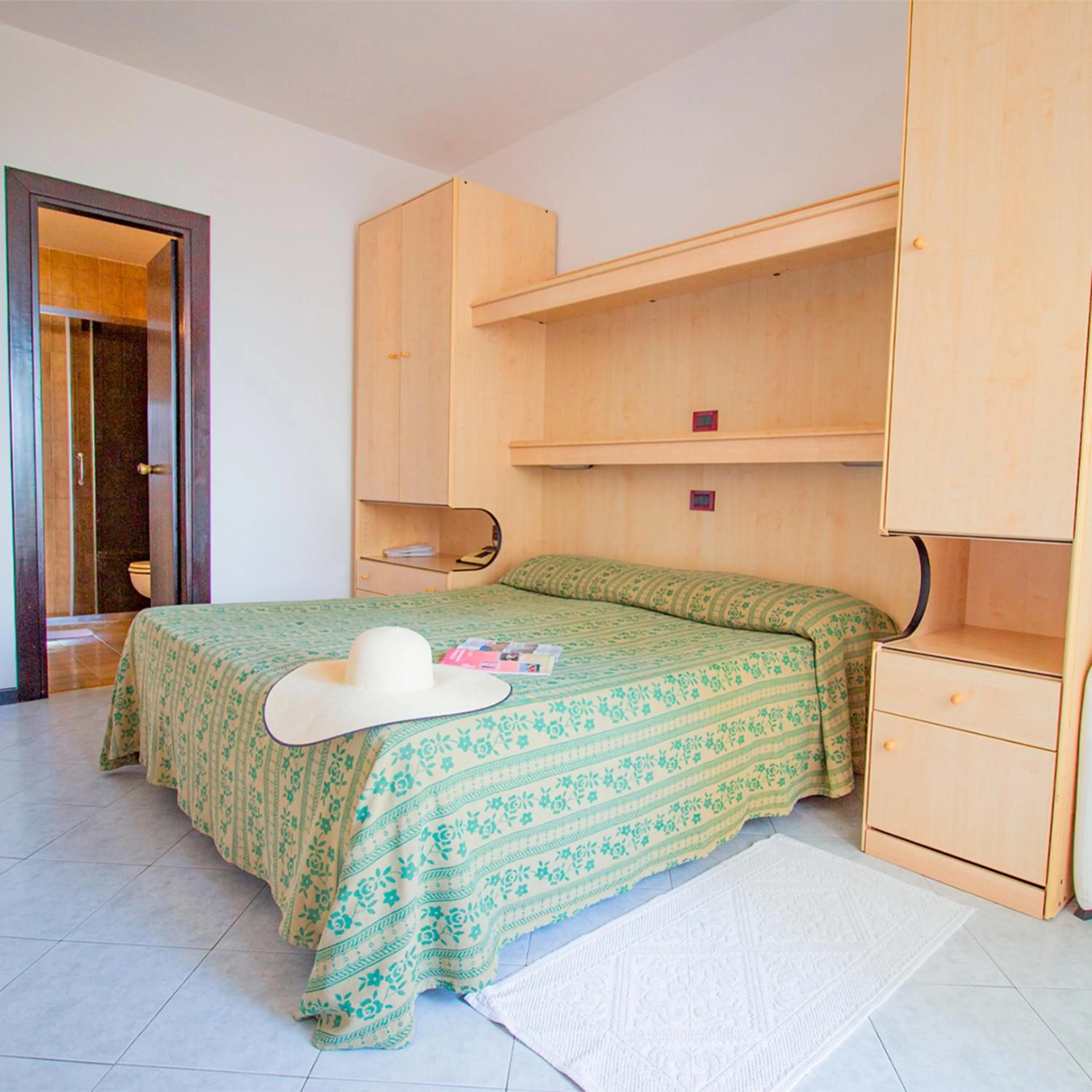 View (from property/room), Bed in Hotel Niagara