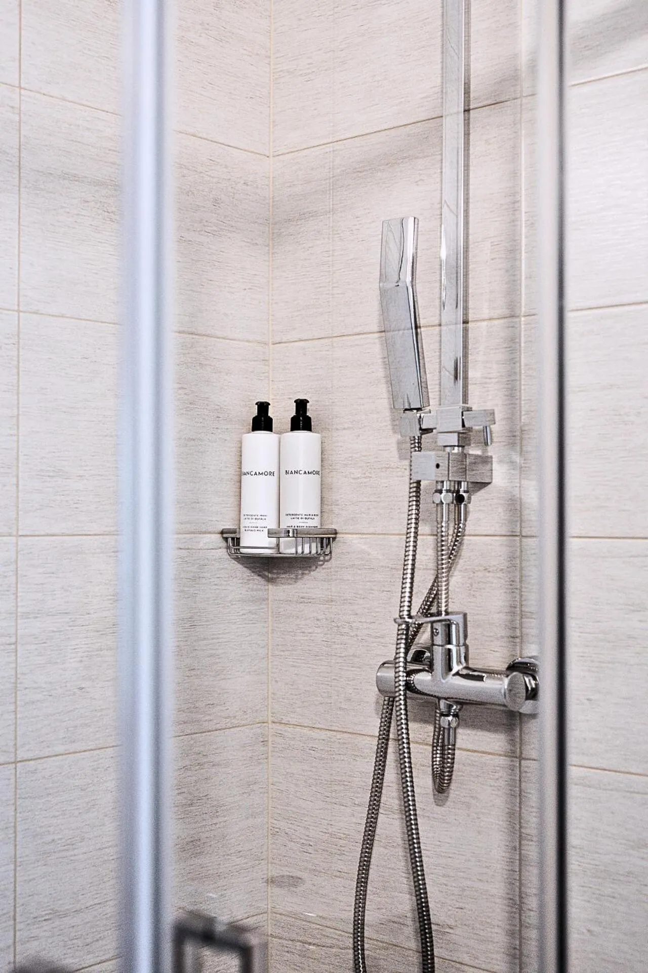 Shower in Hotel Niagara