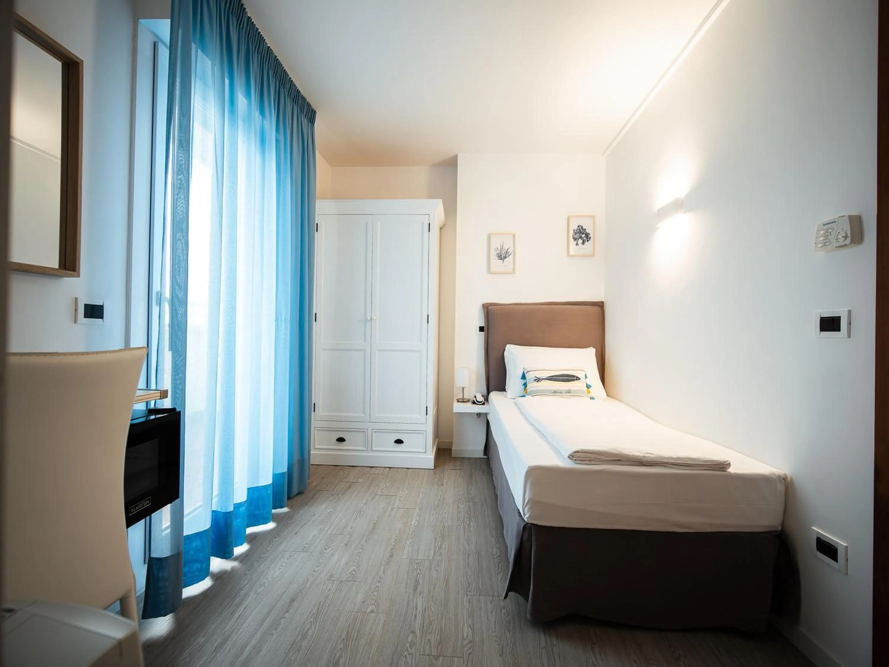 View (from property/room), Bed in Hotel Niagara