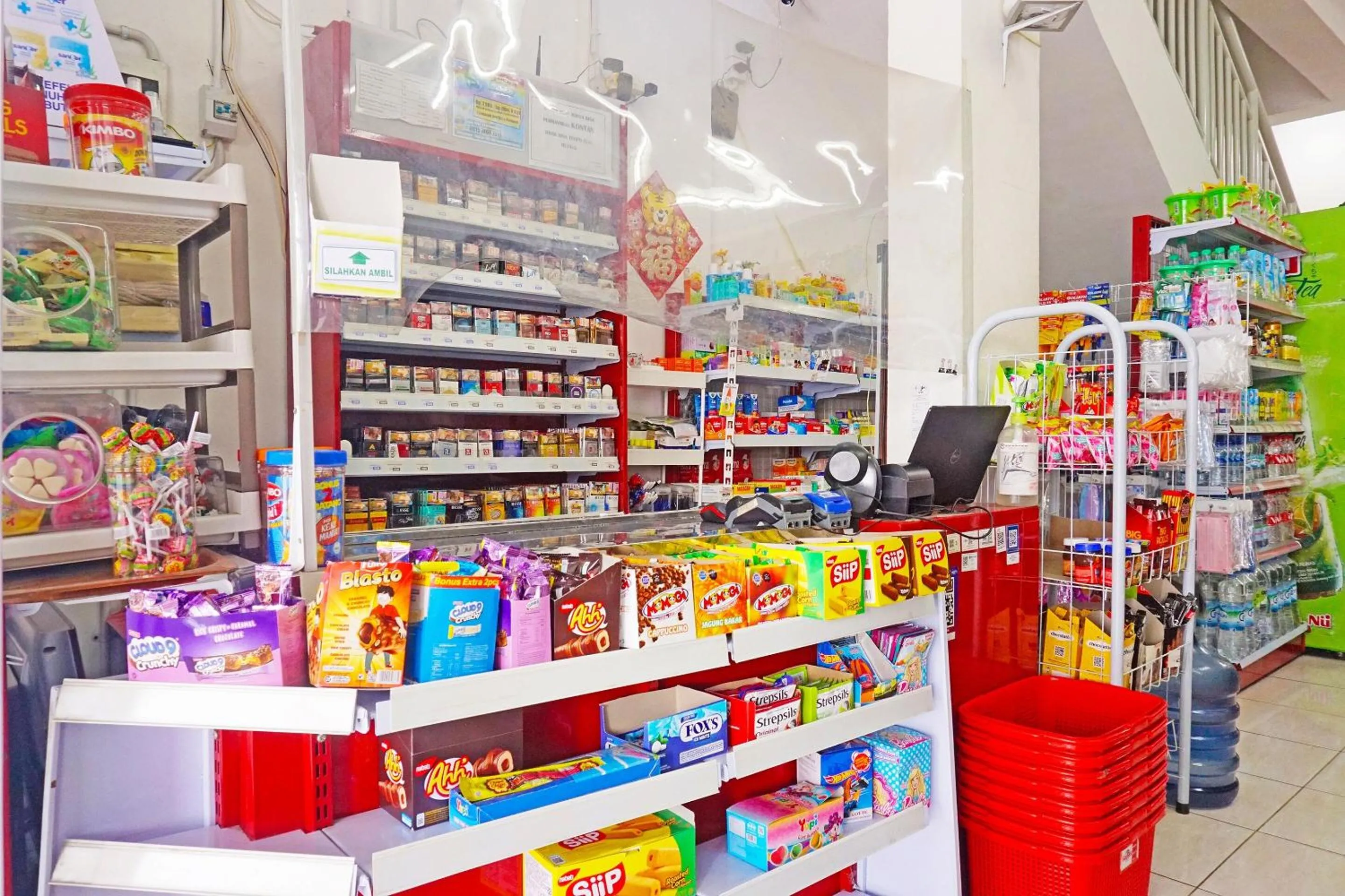 Lobby or reception in OYO 91593 San San Rooms Apartment Gunung Putri Square