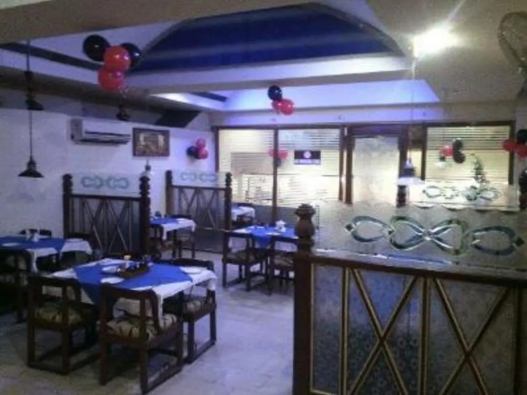 Restaurant/places to eat in Hotel Abhi international