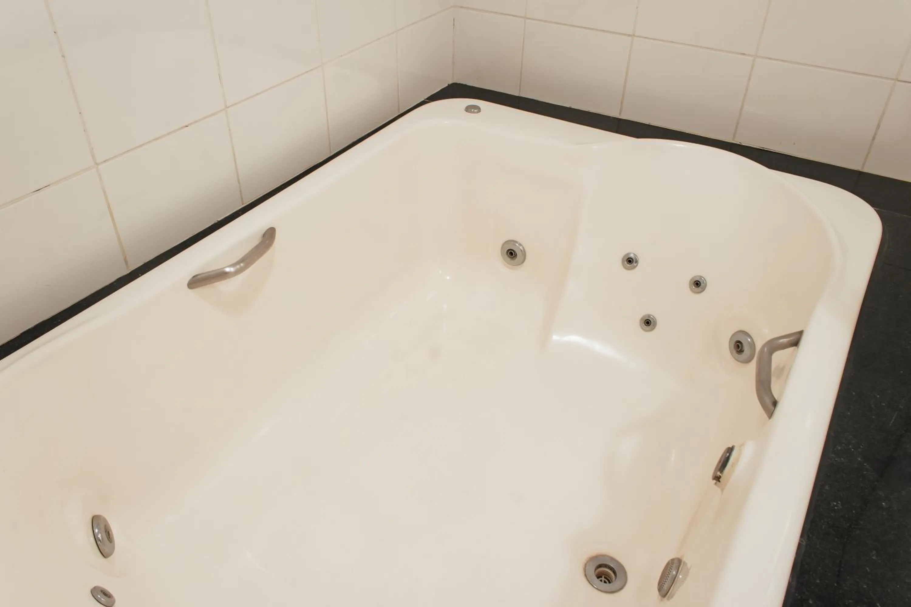 Bath in Atrium Express Hotels