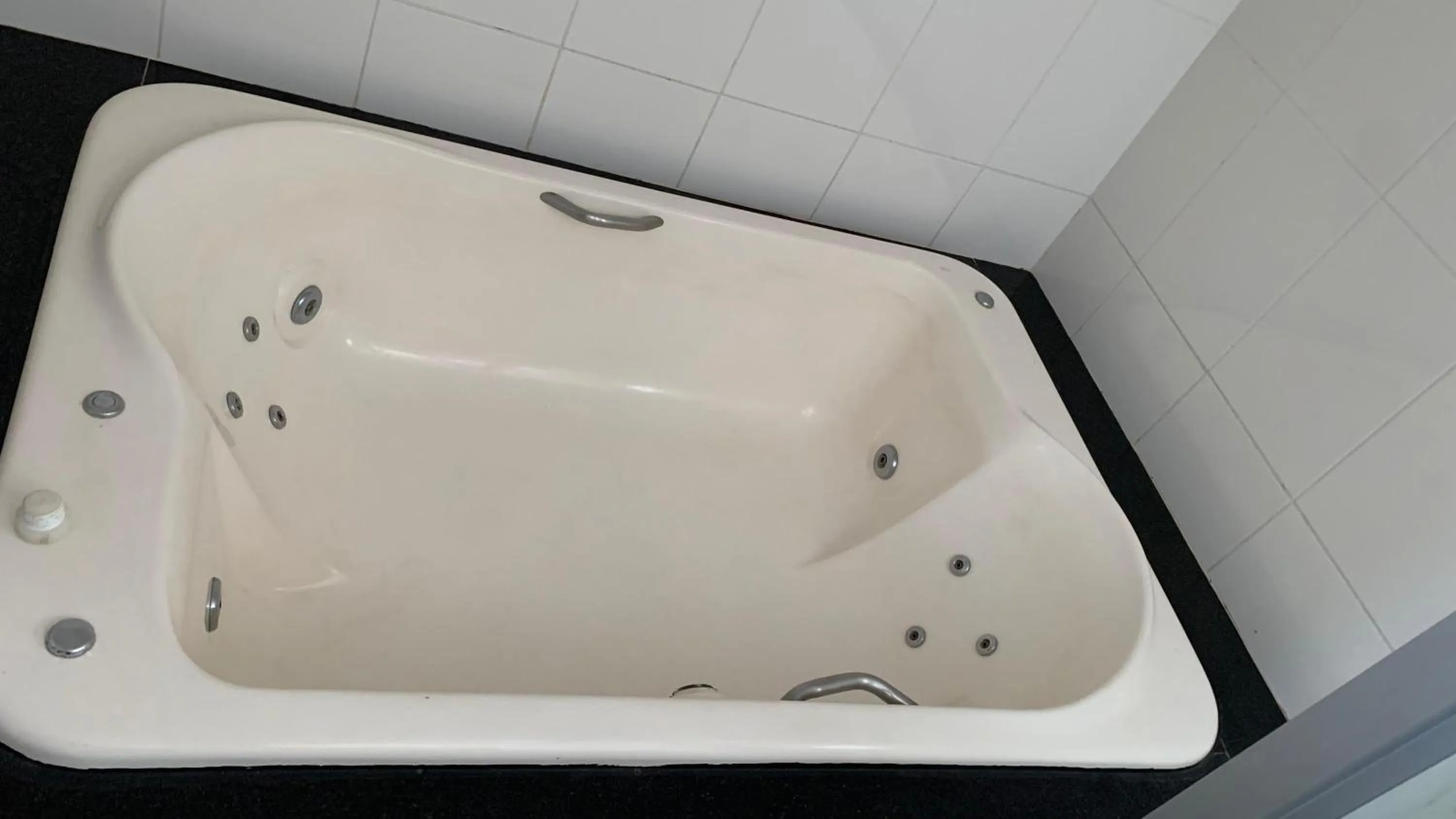 Bath in Atrium Express Hotels