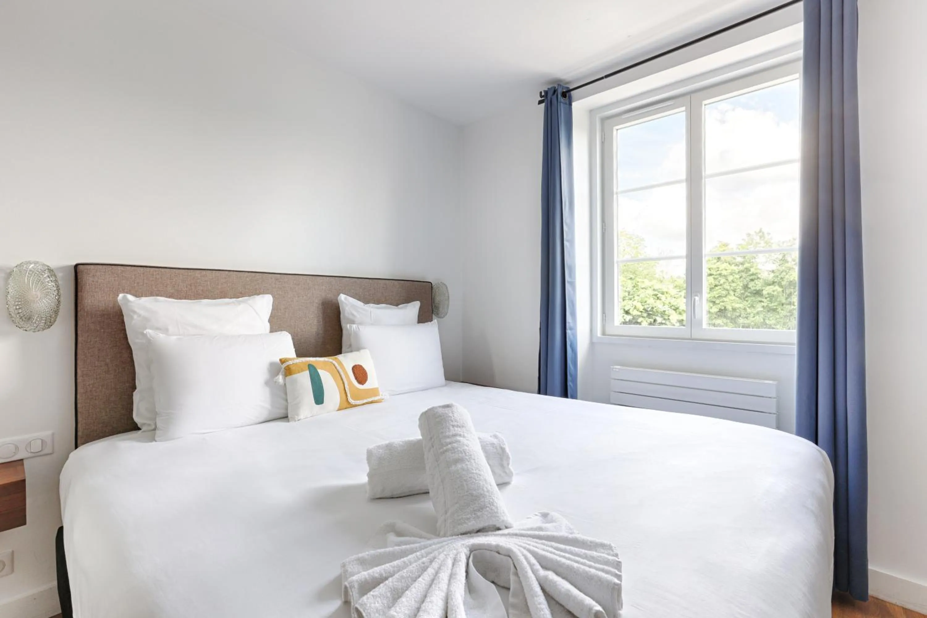 Garden view, Bed in La Coudraie - Proche de Disneyland