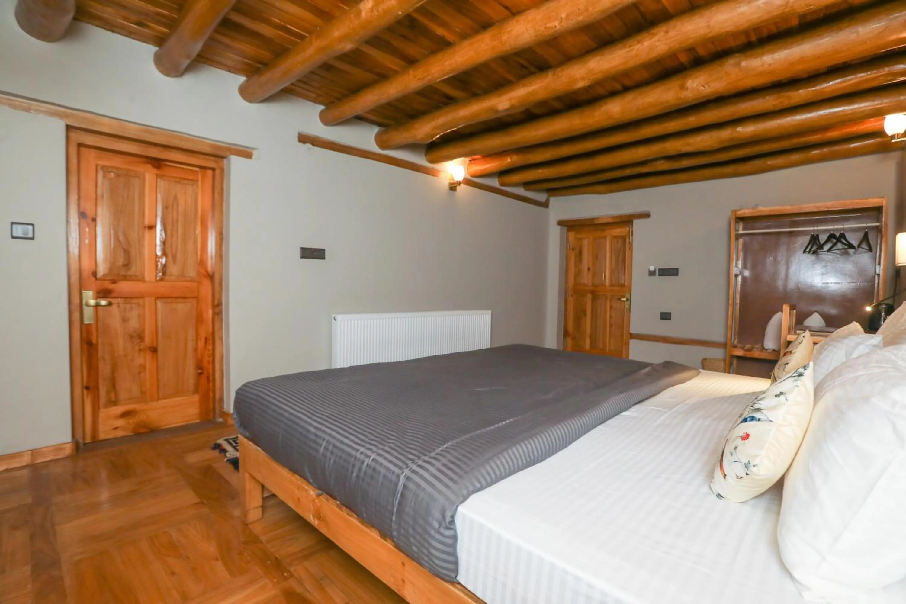 Photo of the whole room, Bed in Dakpa House Ladakh