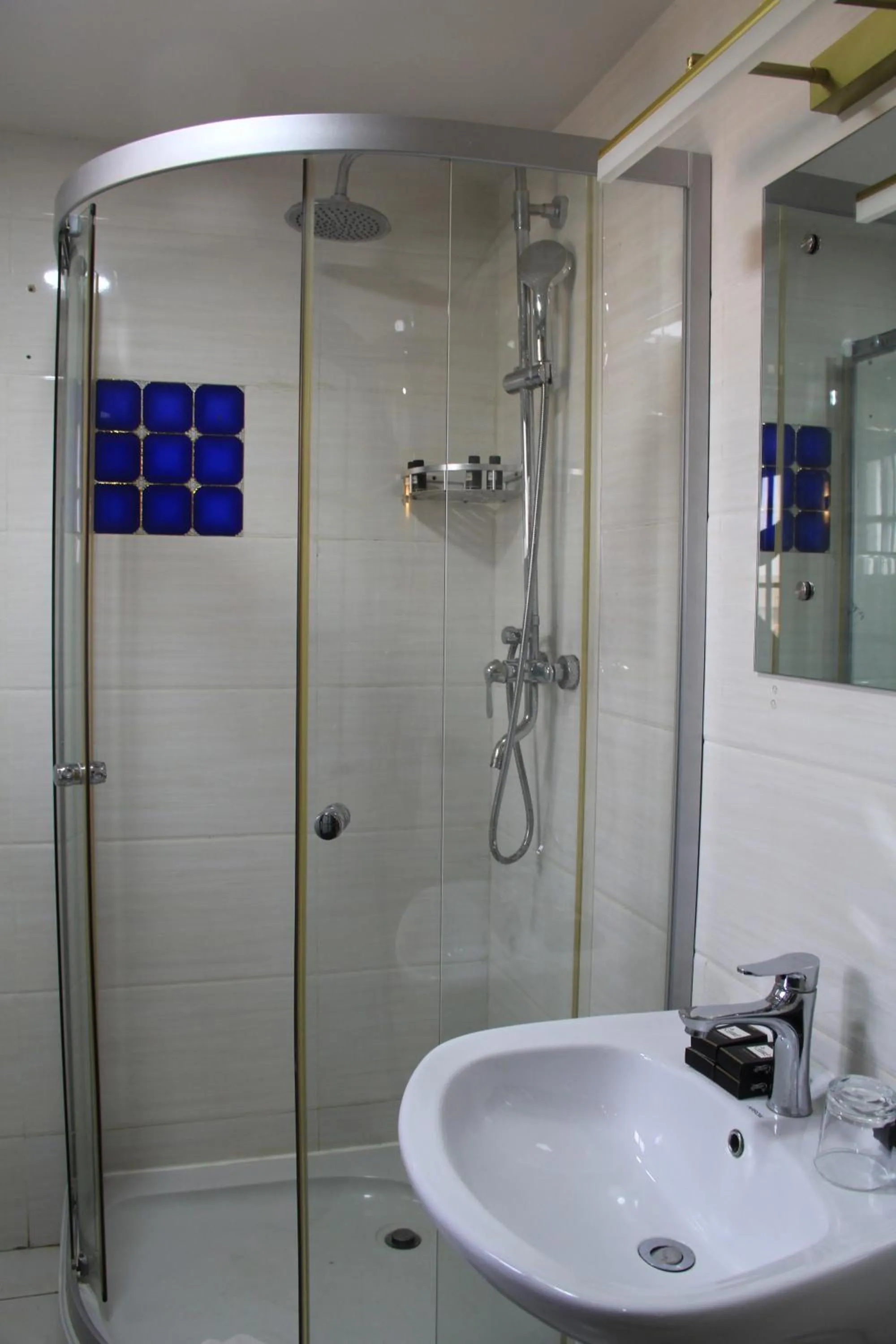 Shower in Canwin Hotel