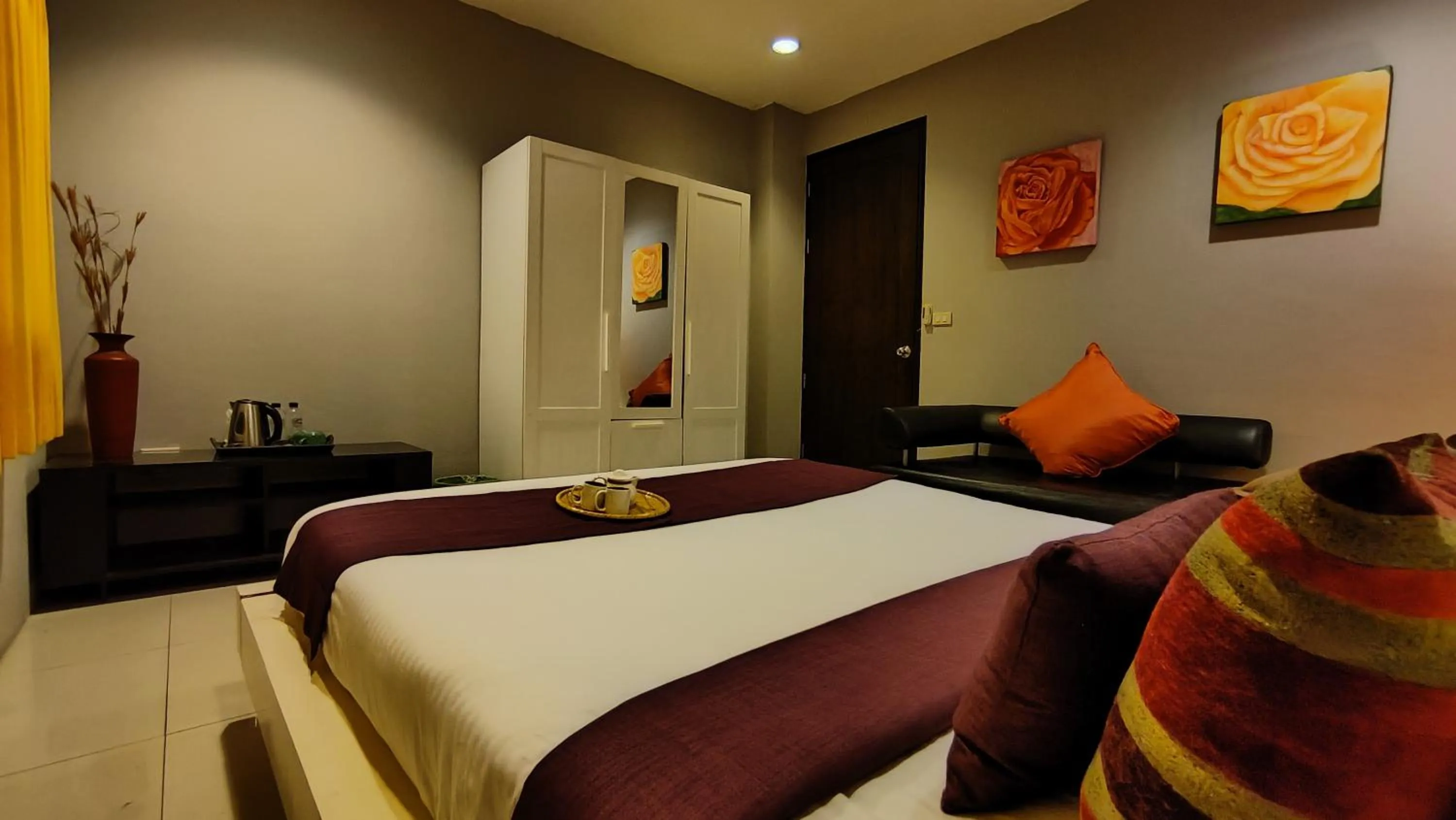 Bed in ShriGo Resort & Spa Pattaya