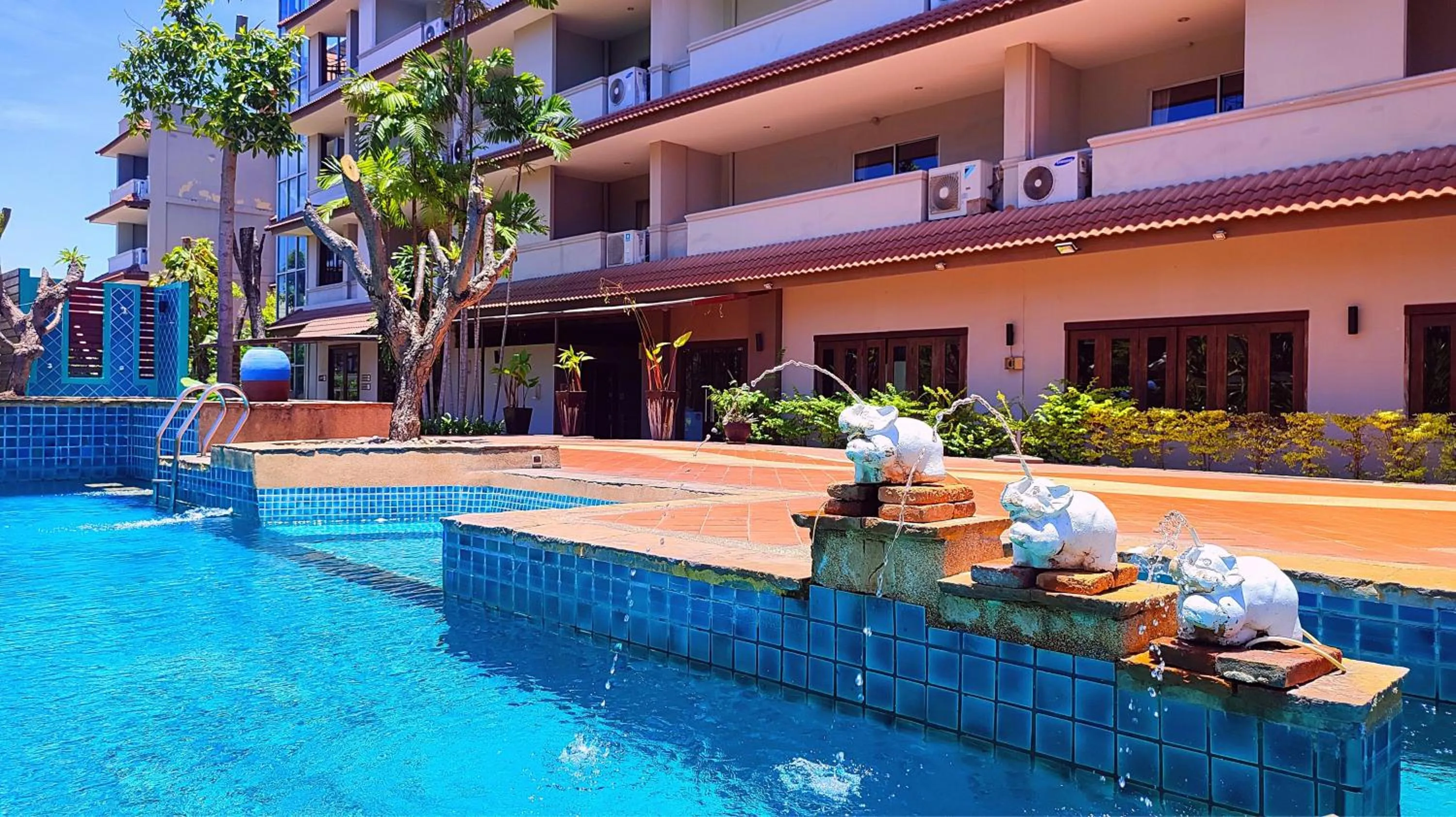 Swimming Pool in ShriGo Resort & Spa Pattaya