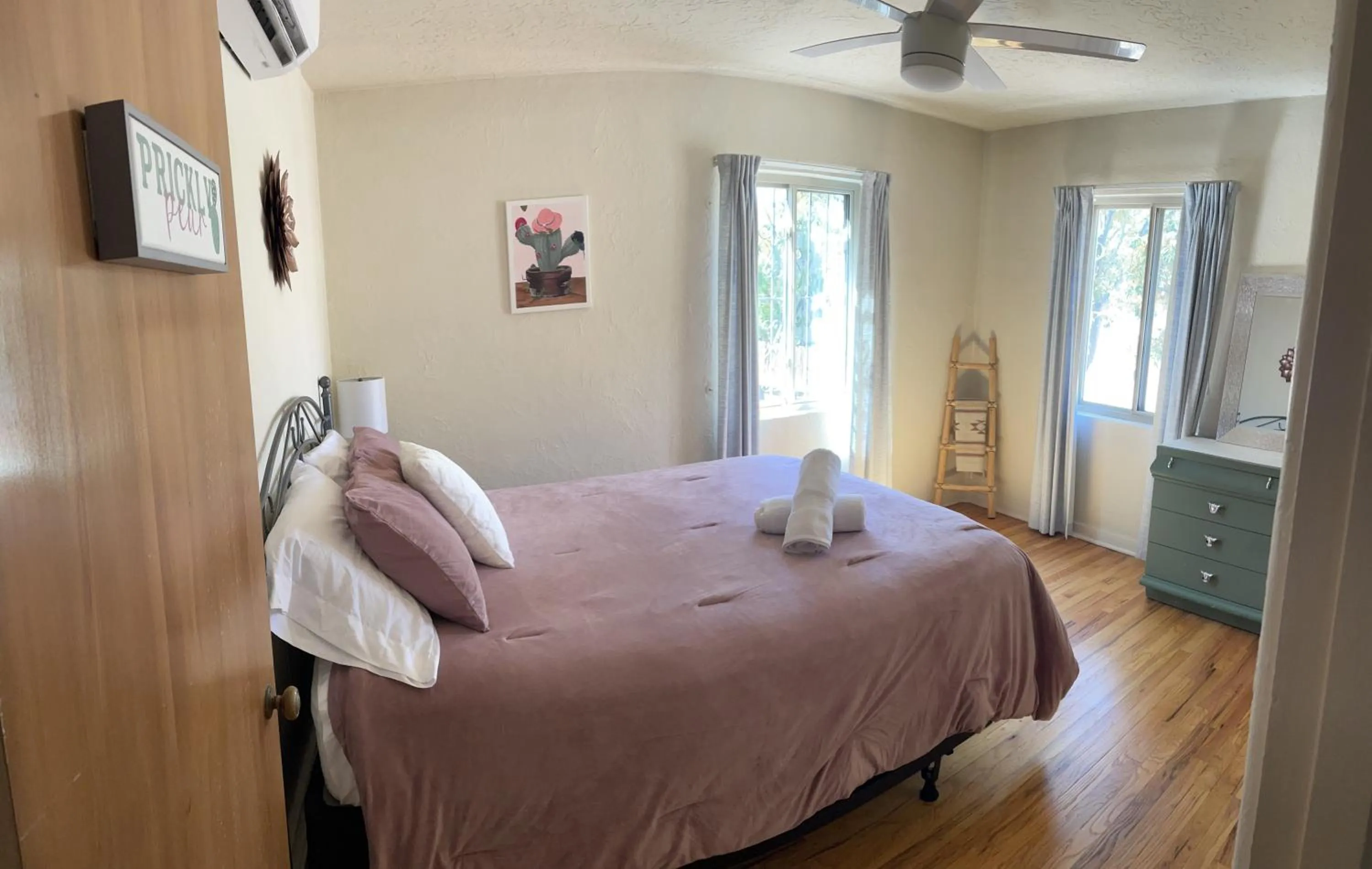 Photo of the whole room, Bed in Vintage charm vacation home with modern comforts near Old Town