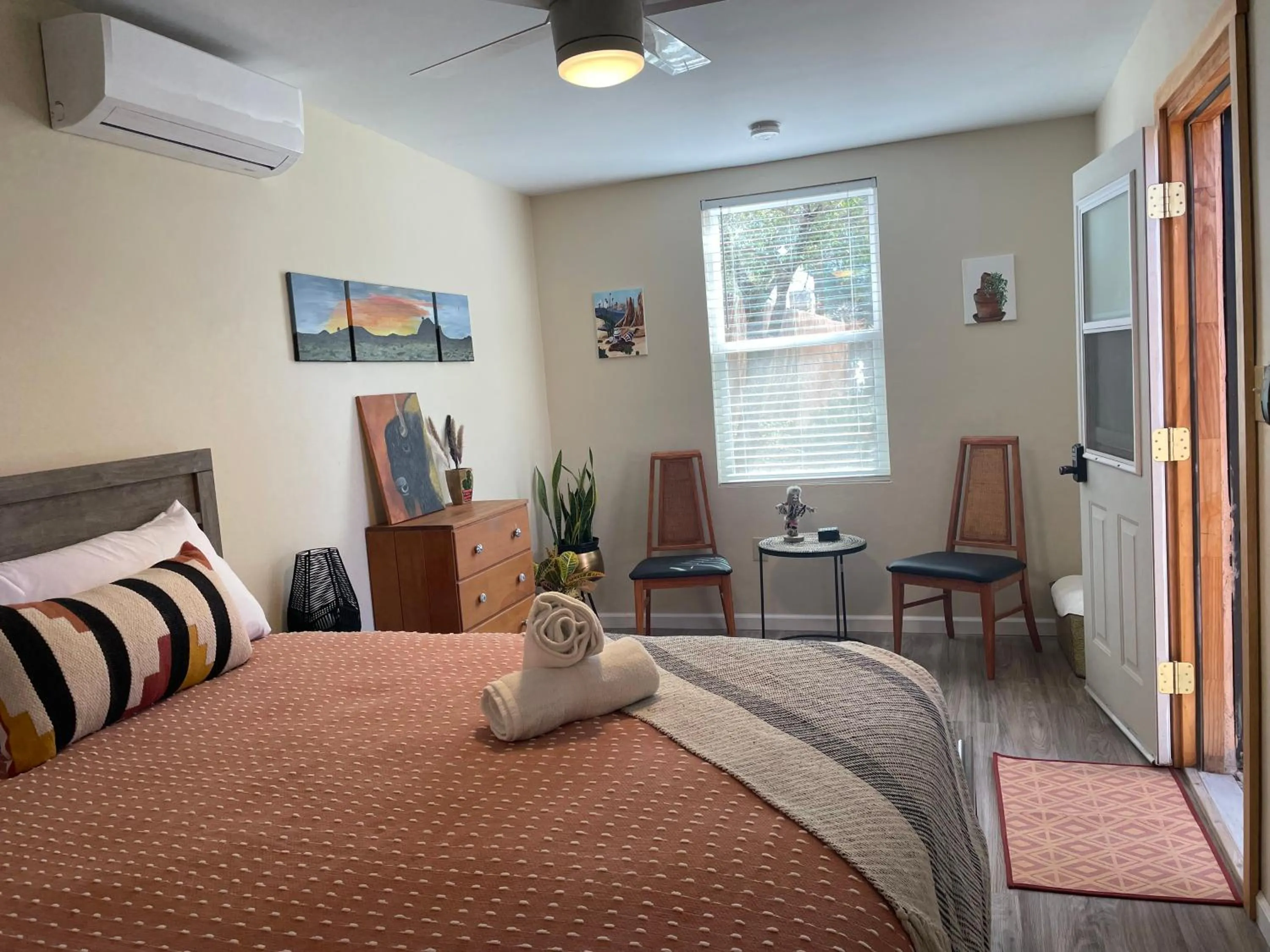 Photo of the whole room, Bed in Vintage charm vacation home with modern comforts near Old Town