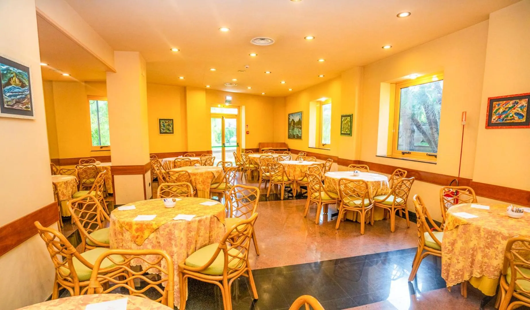 Restaurant/places to eat in Hotel Tivoli