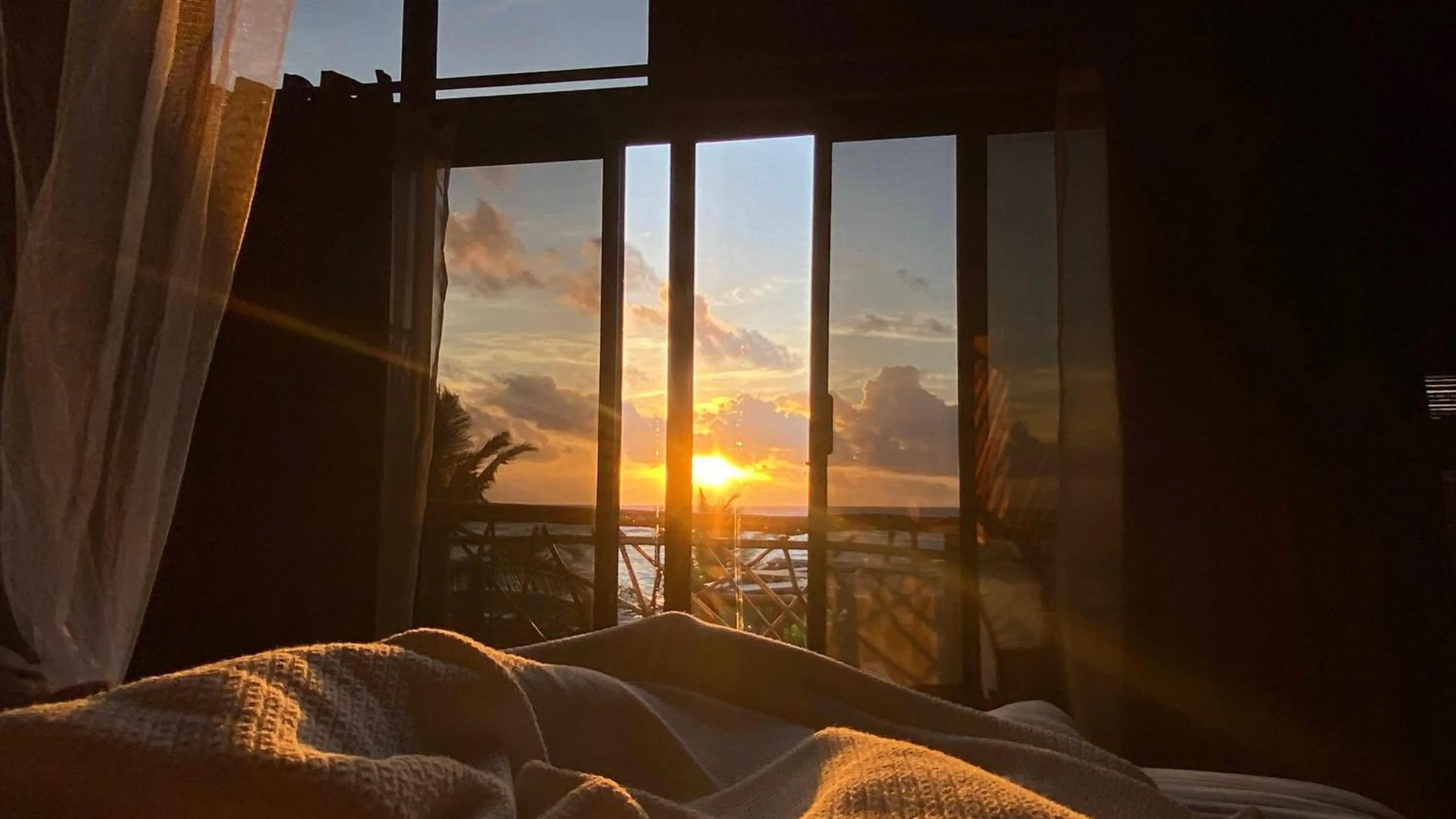 Sunset, Bed in Casa Hayhu