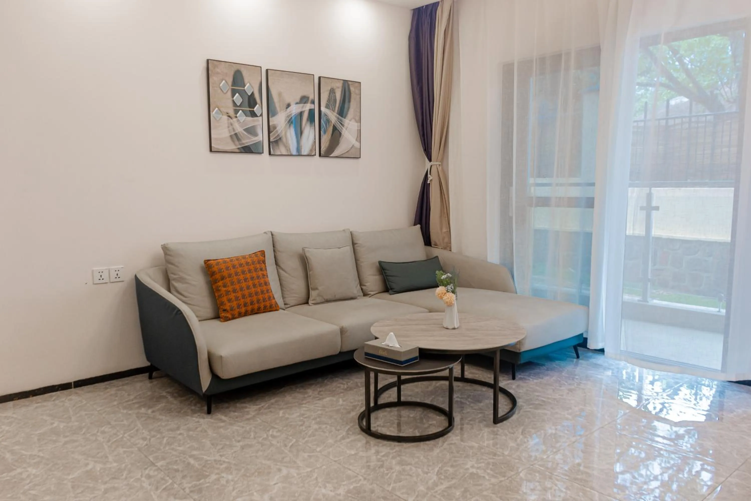 Living room in Elizabeth Golf Apartment by Link