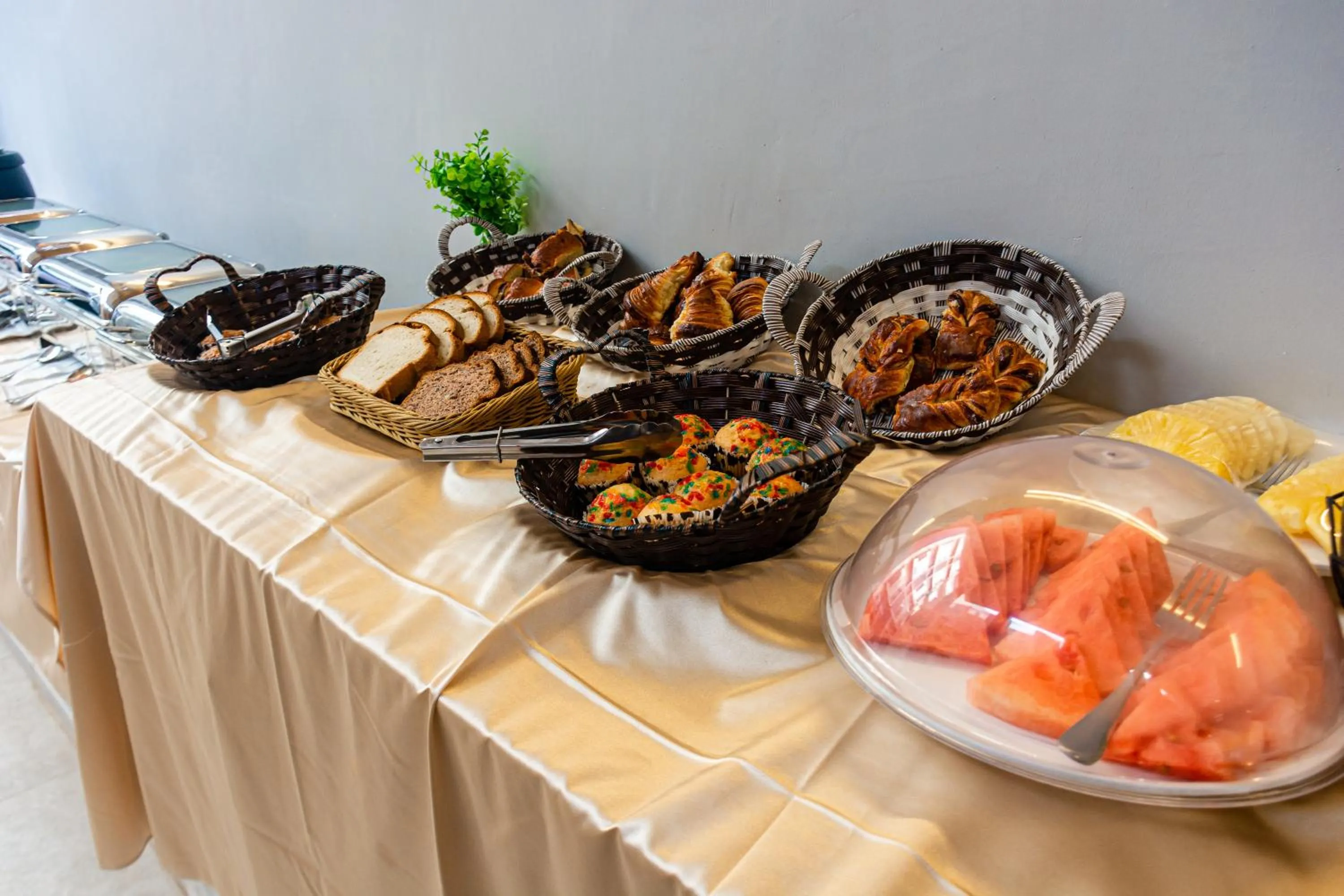 Breakfast in Elizabeth Golf Apartment by Link