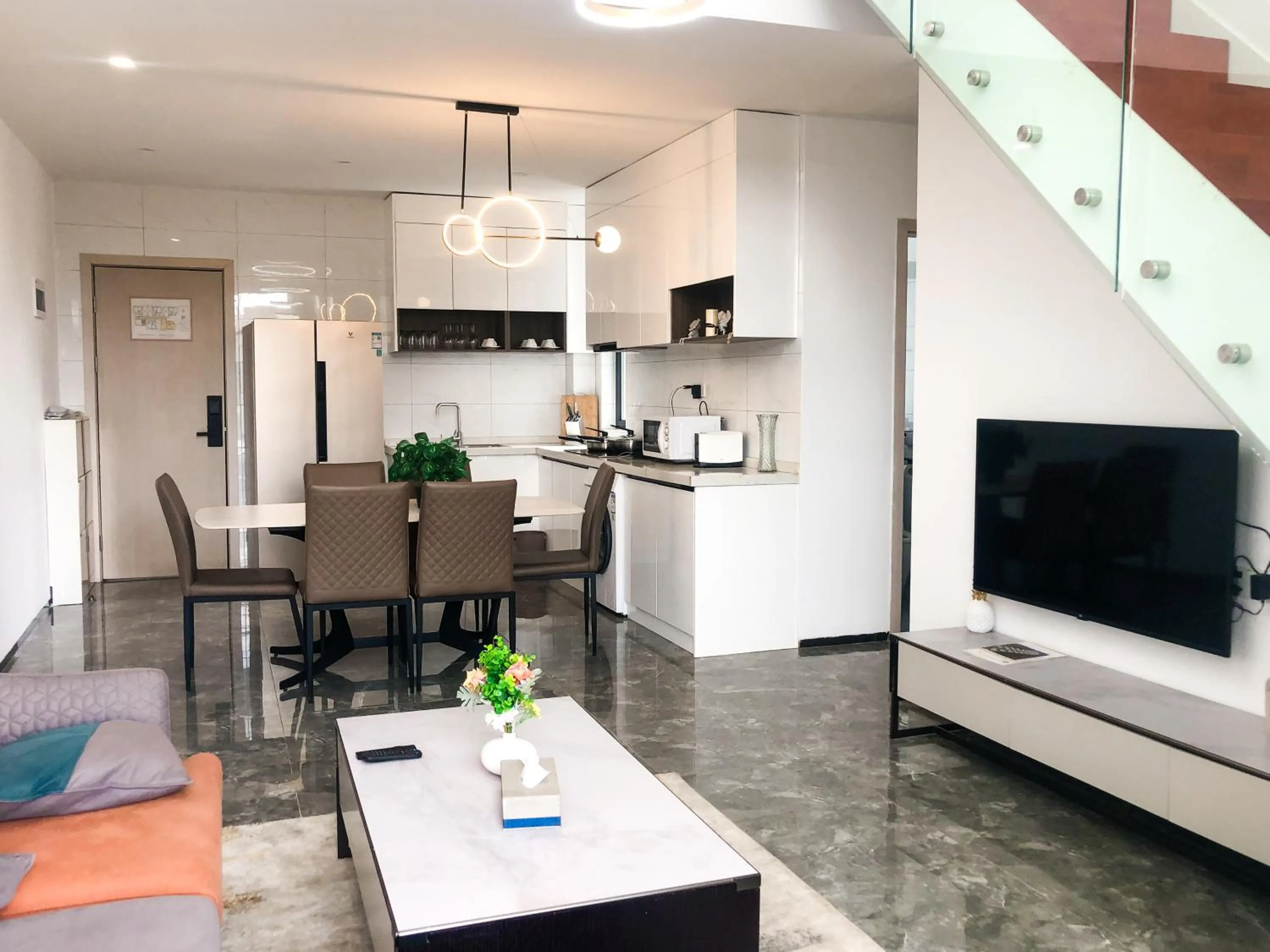 Living room in Elizabeth Golf Apartment by Link