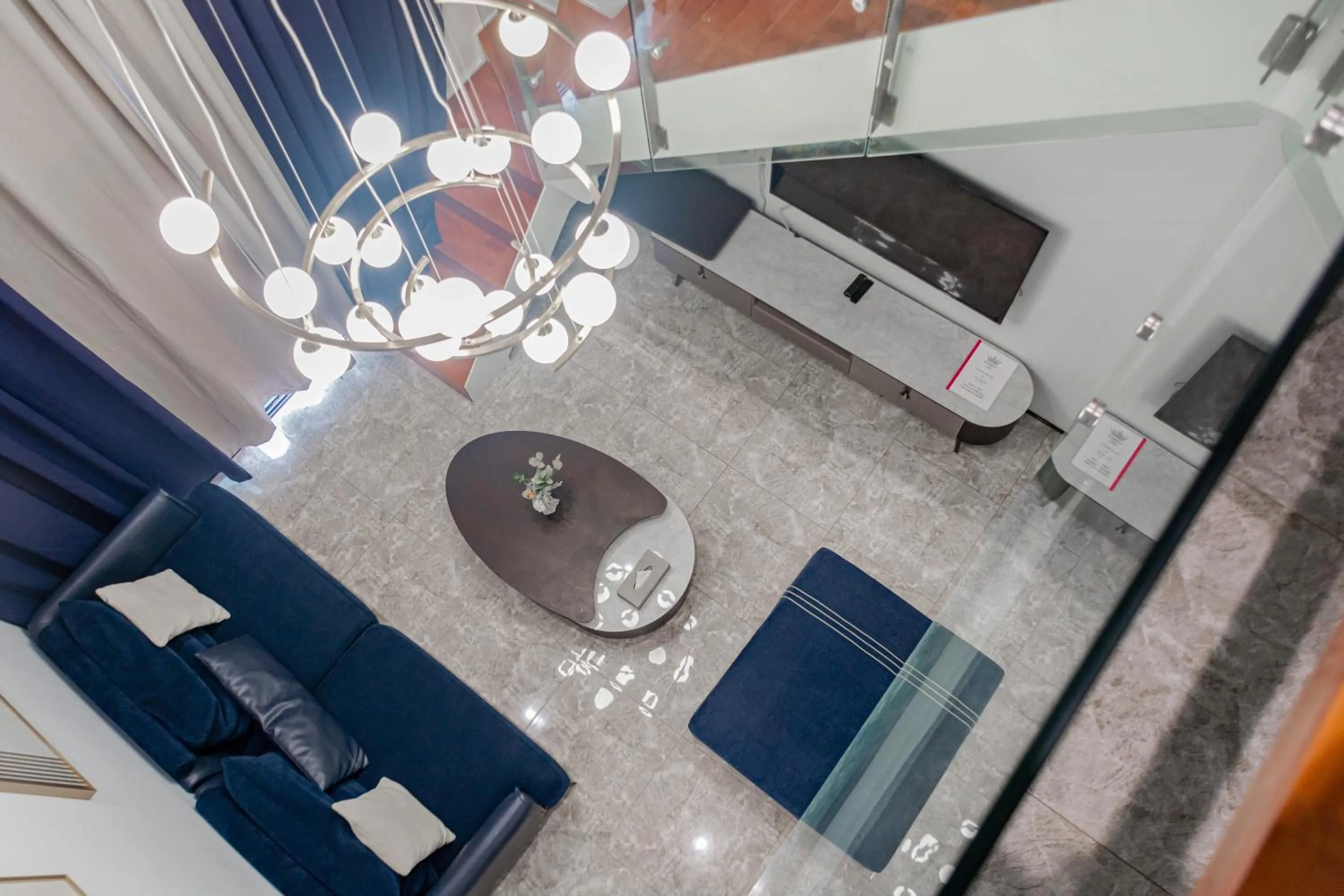 Living room in Elizabeth Golf Apartment by Link