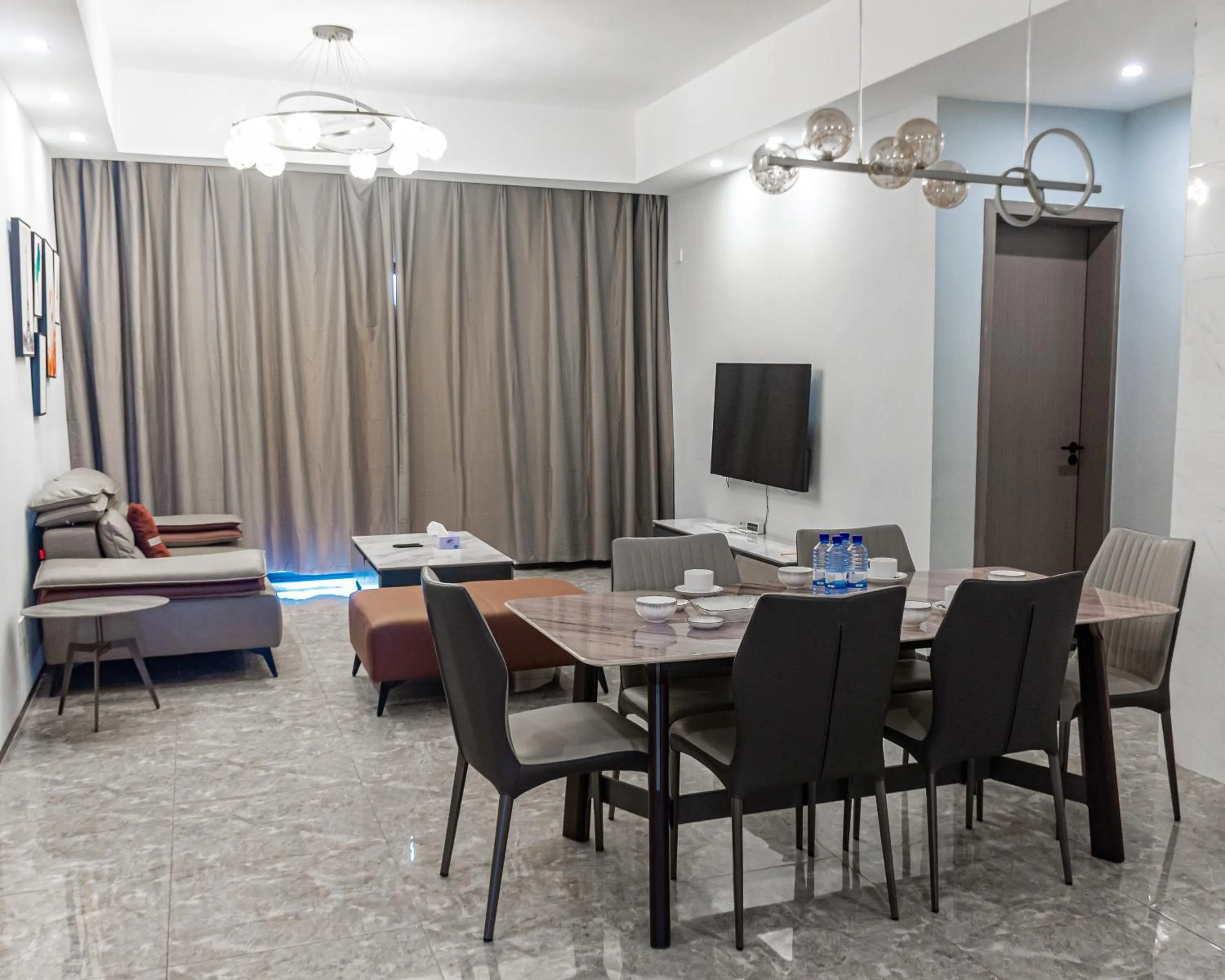 Living room in Elizabeth Golf Apartment by Link