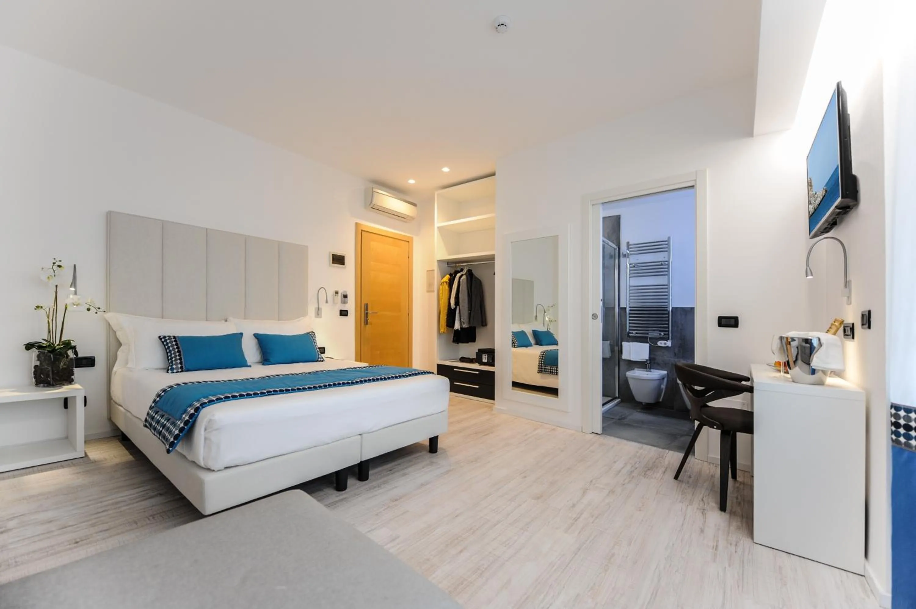 Photo of the whole room, Bed in Bellini Relais