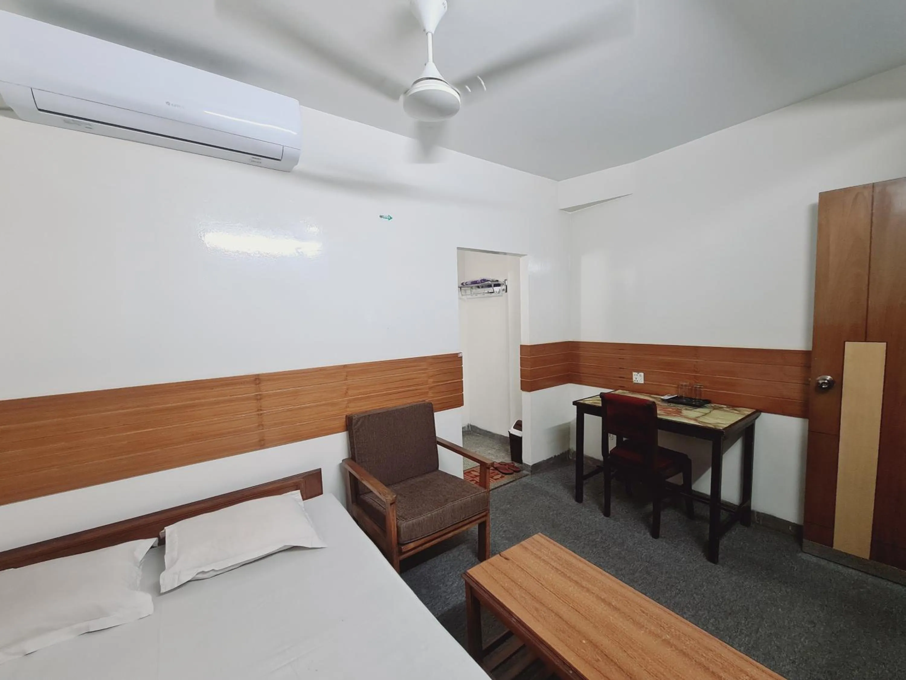 Photo of the whole room, Bed in Hotel Shahin residential