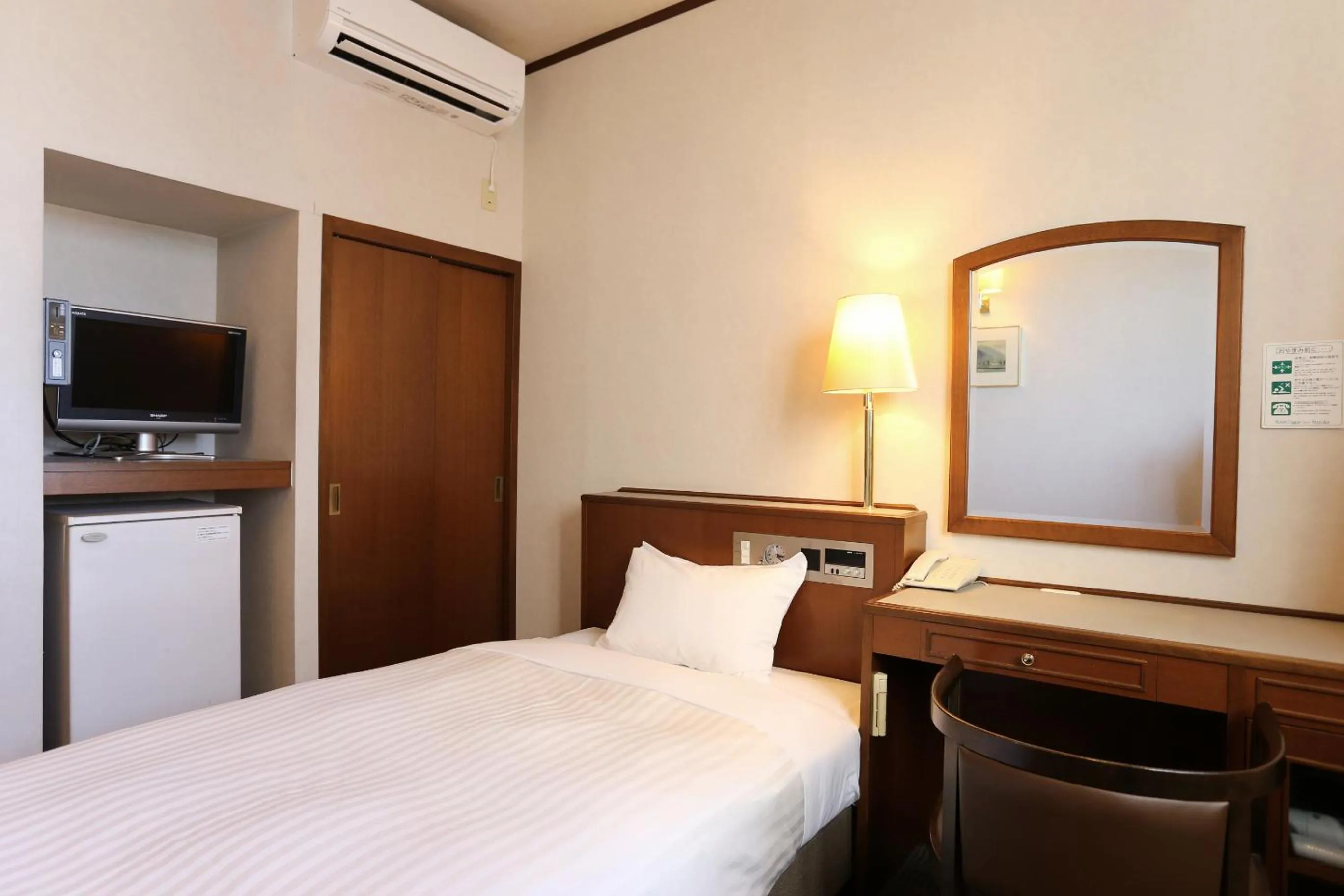 Photo of the whole room, Bed in Hotel Castle Inn Suzuka