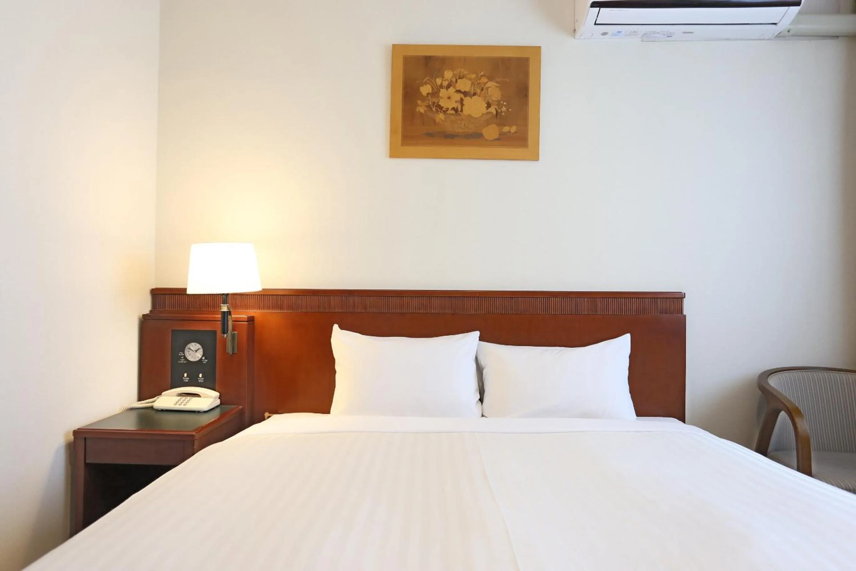 Photo of the whole room, Bed in Hotel Castle Inn Suzuka Chuo