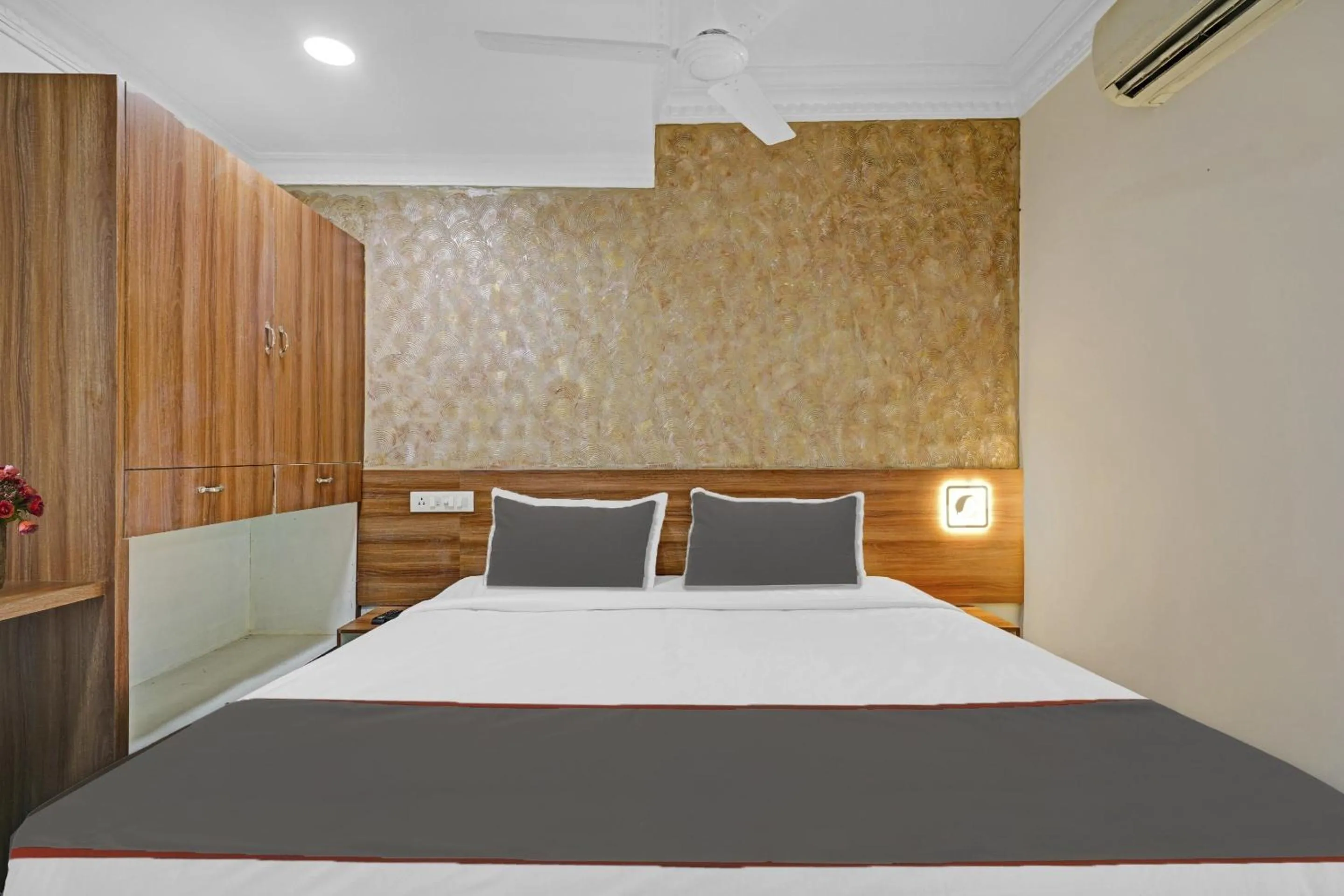 Bedroom, Bed in Capital O Rayan Plaza