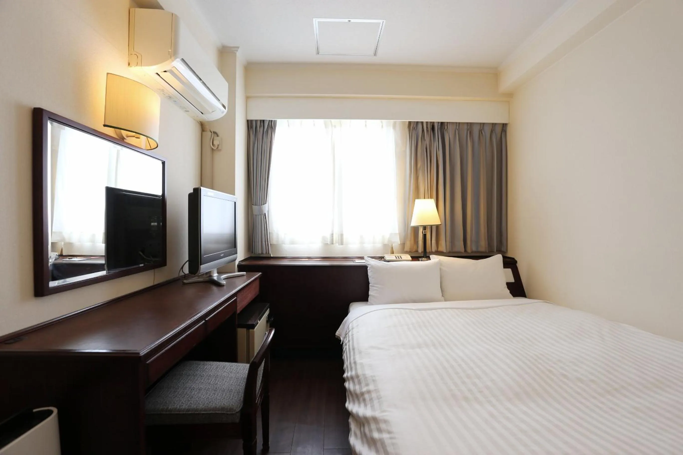 Photo of the whole room, Bed in Hotel Castle Inn Yokkaichi